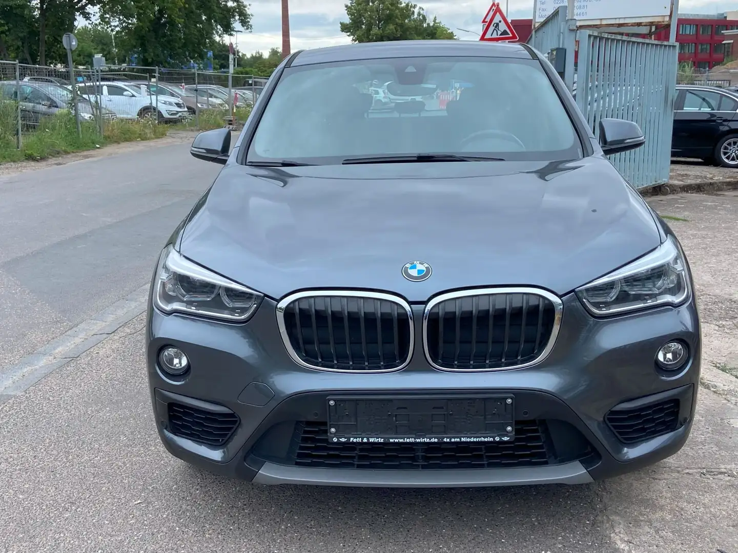 BMW X1 sDrive 18 i Advantage Aut./Navi/Sitzheizung Grau - 2