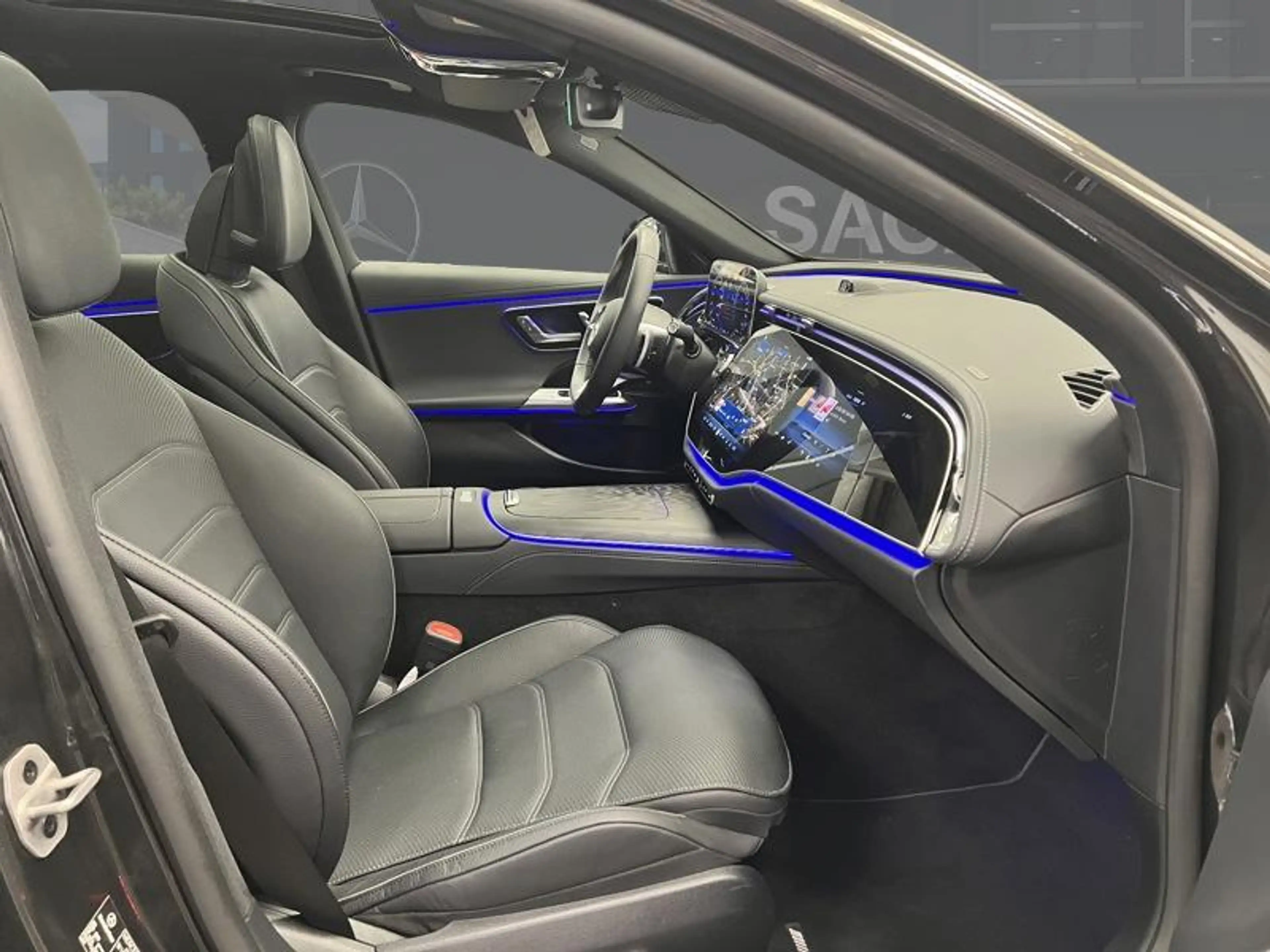 Mercedes-Benz E 300 e Break AMG Night Hyperscreen Pano — photo 10