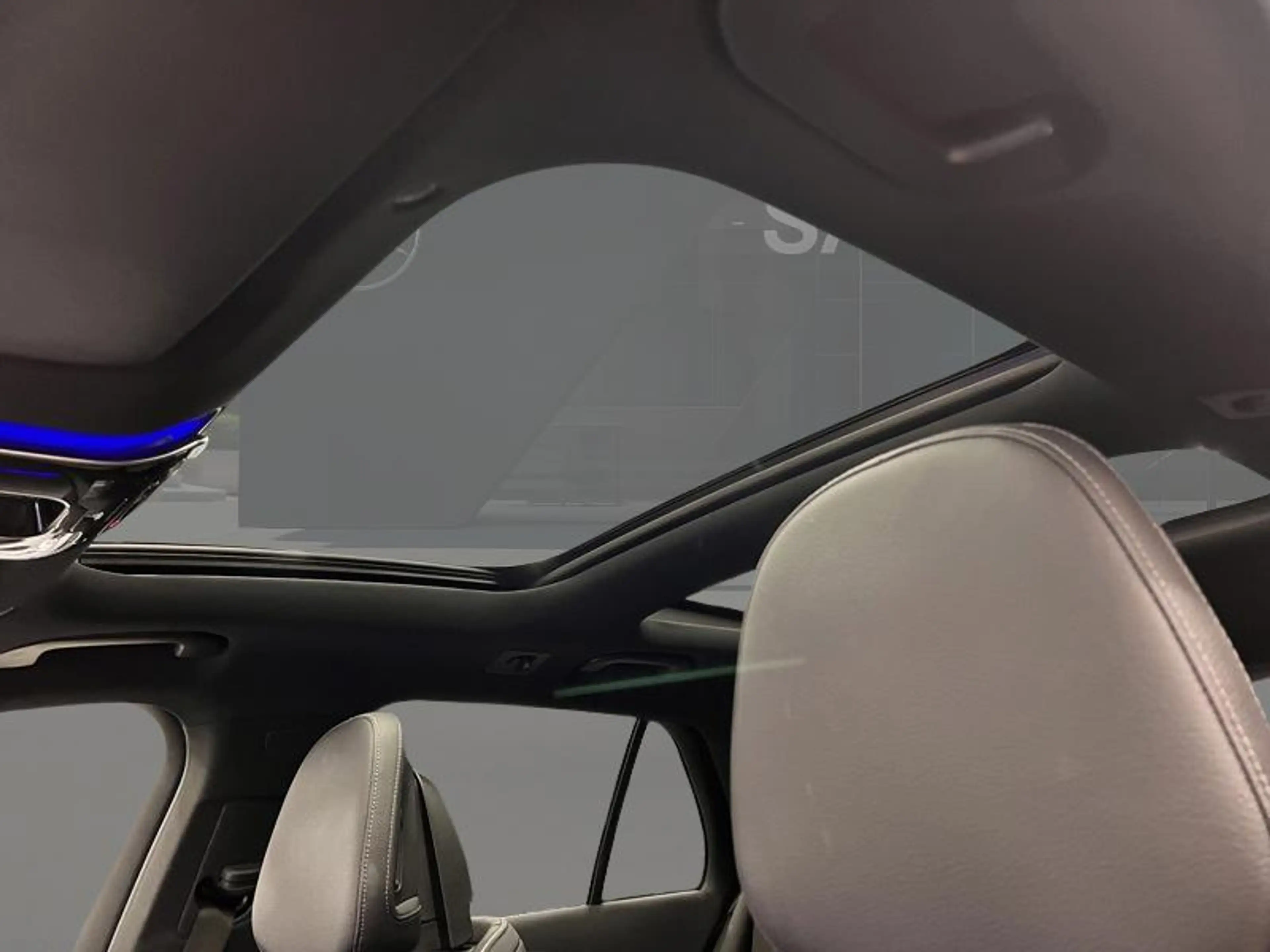 Mercedes-Benz E 300 e Break AMG Night Hyperscreen Pano — photo 18