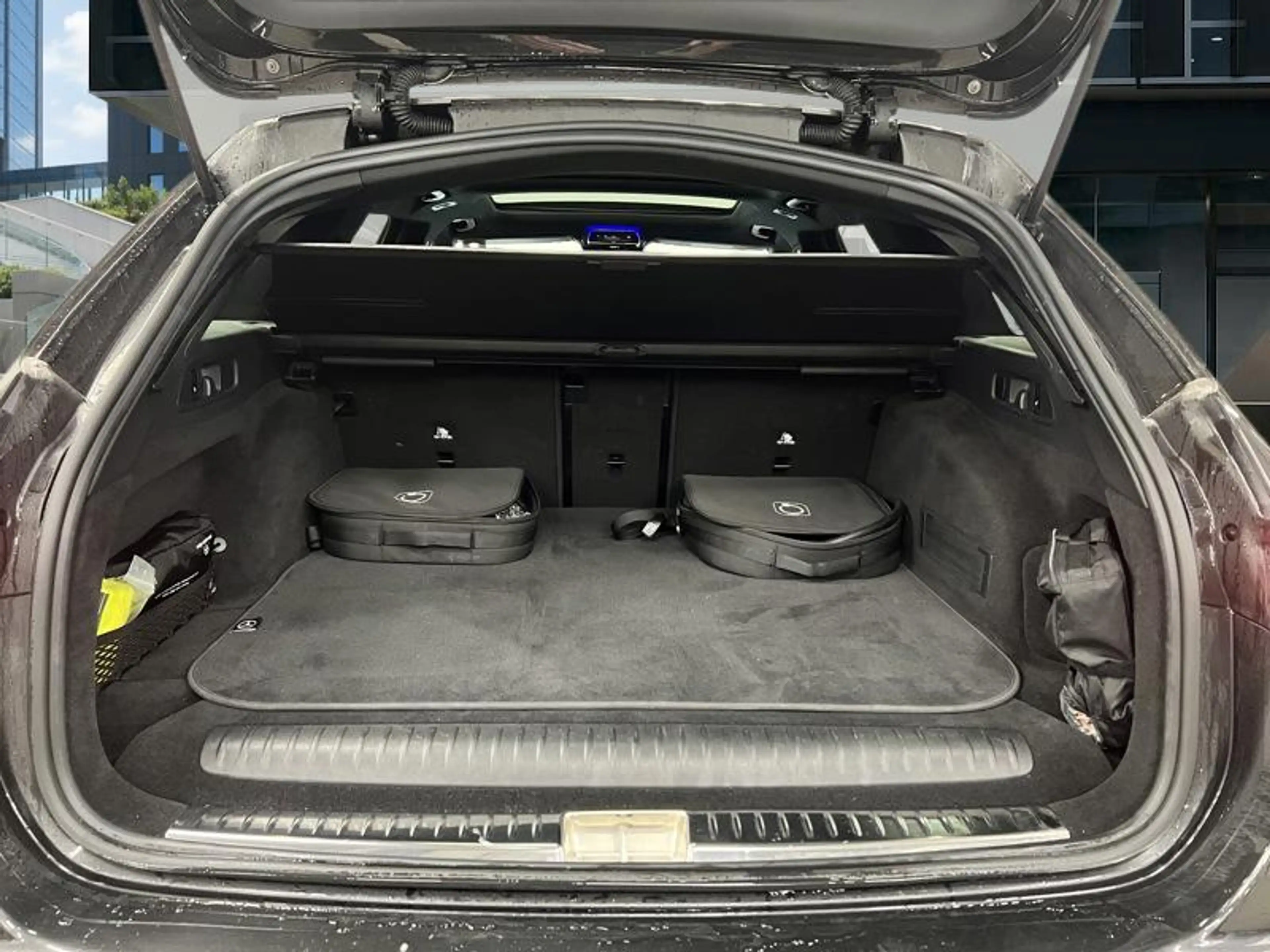 Mercedes-Benz E 300 e Break AMG Night Hyperscreen Pano — photo 12