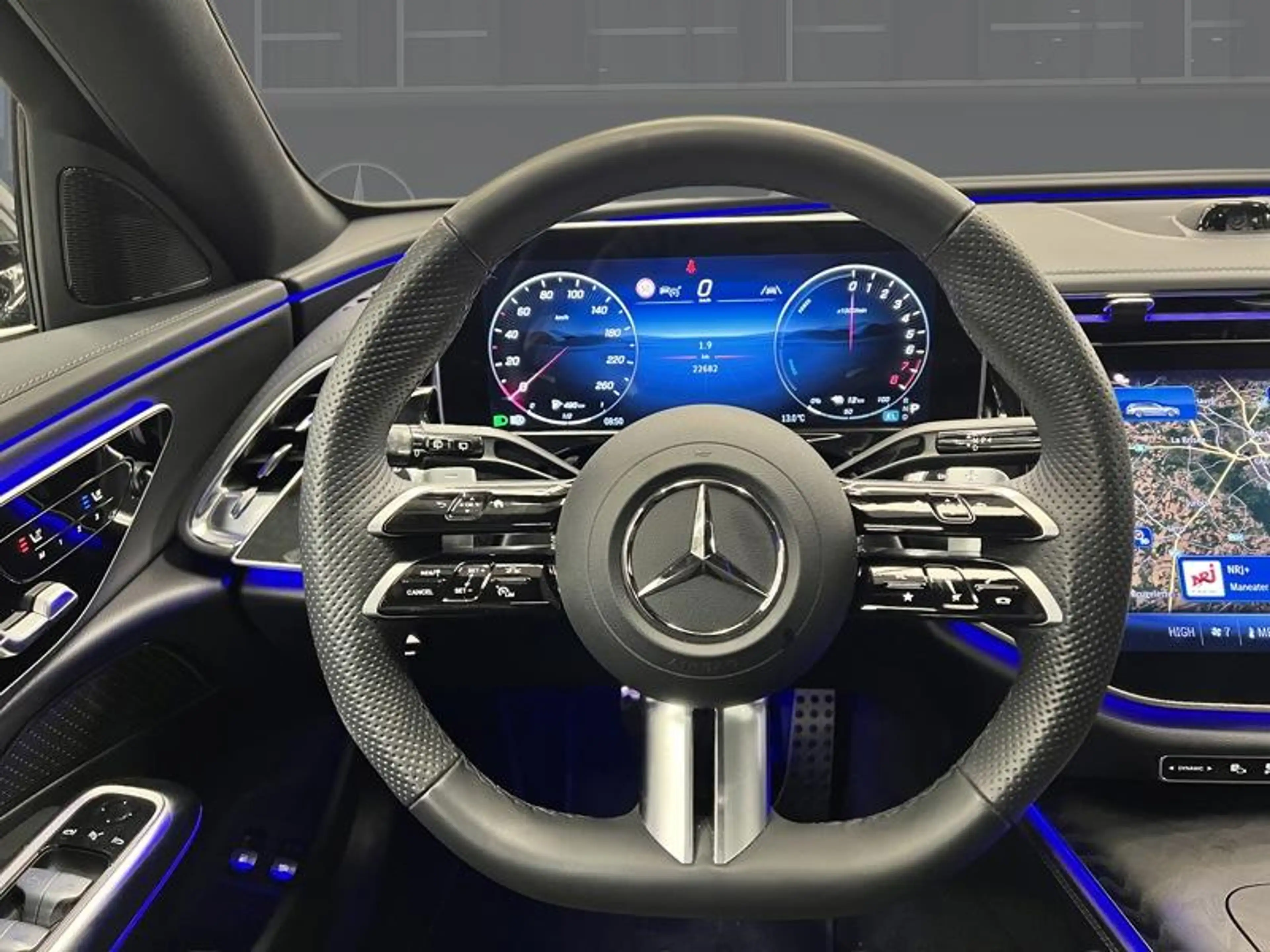Mercedes-Benz E 300 e Break AMG Night Hyperscreen Pano — photo 8