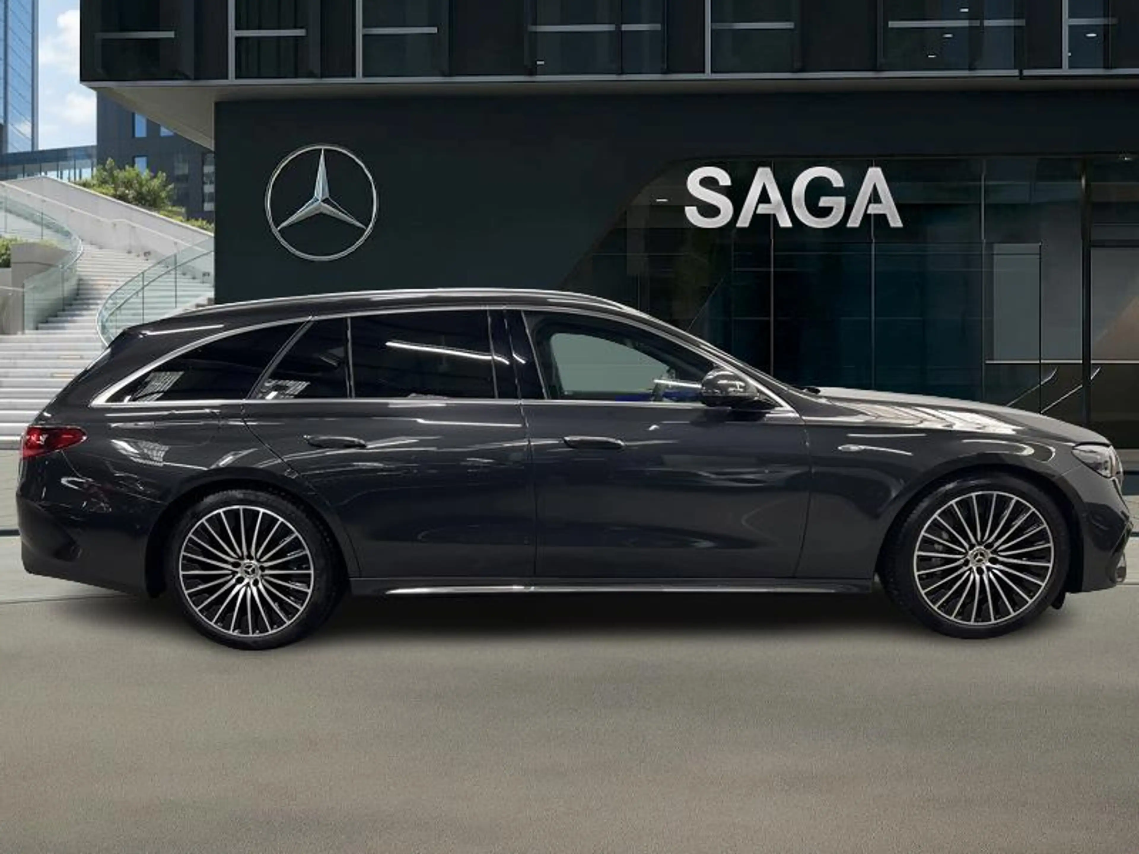 Mercedes-Benz E 300 e Break AMG Night Hyperscreen Pano — photo 4