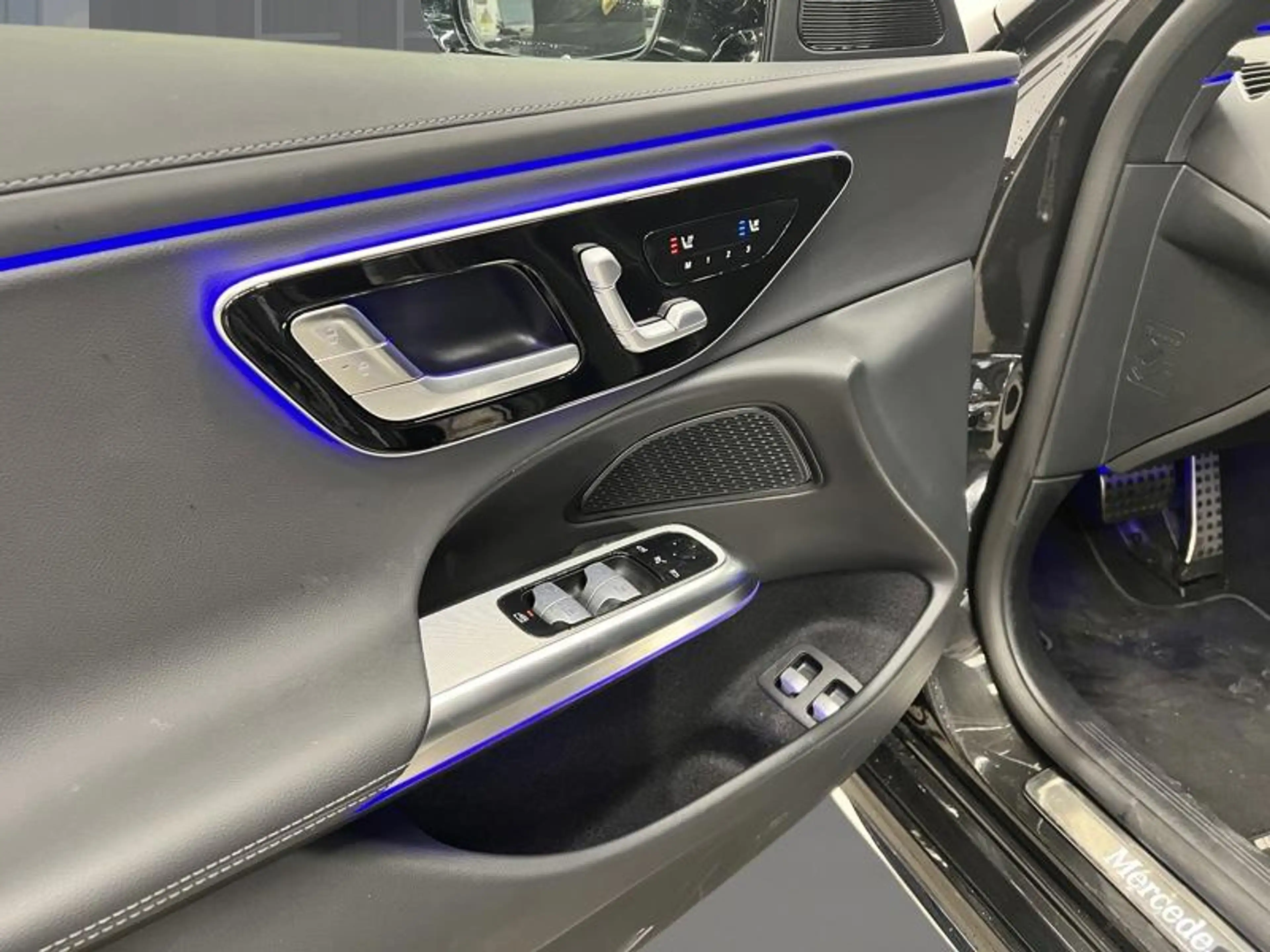 Mercedes-Benz E 300 e Break AMG Night Hyperscreen Pano — photo 13