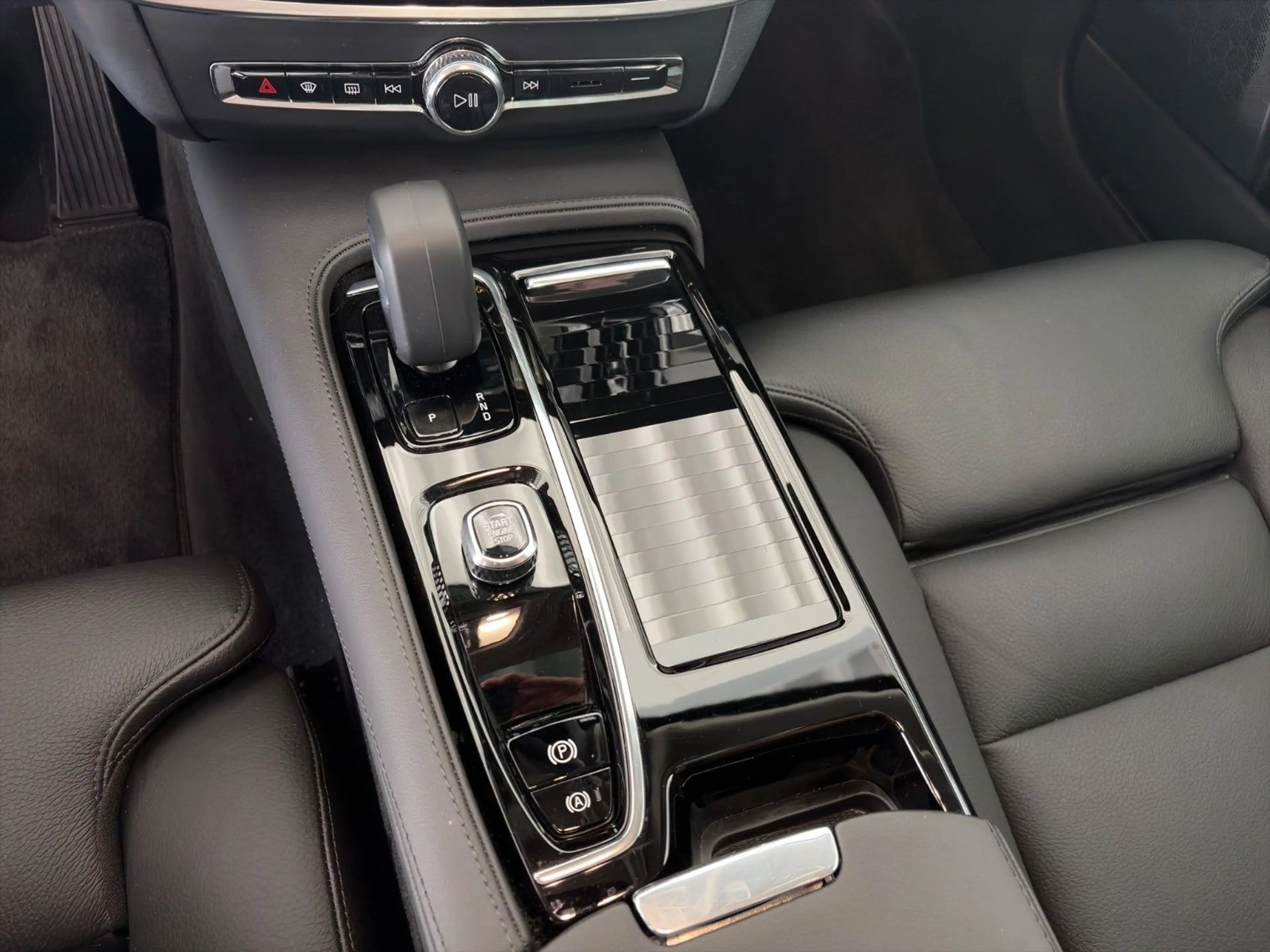 Volvo S90 Lim. Ultimate Dark Recharge Plug-In Hybrid A — photo 13