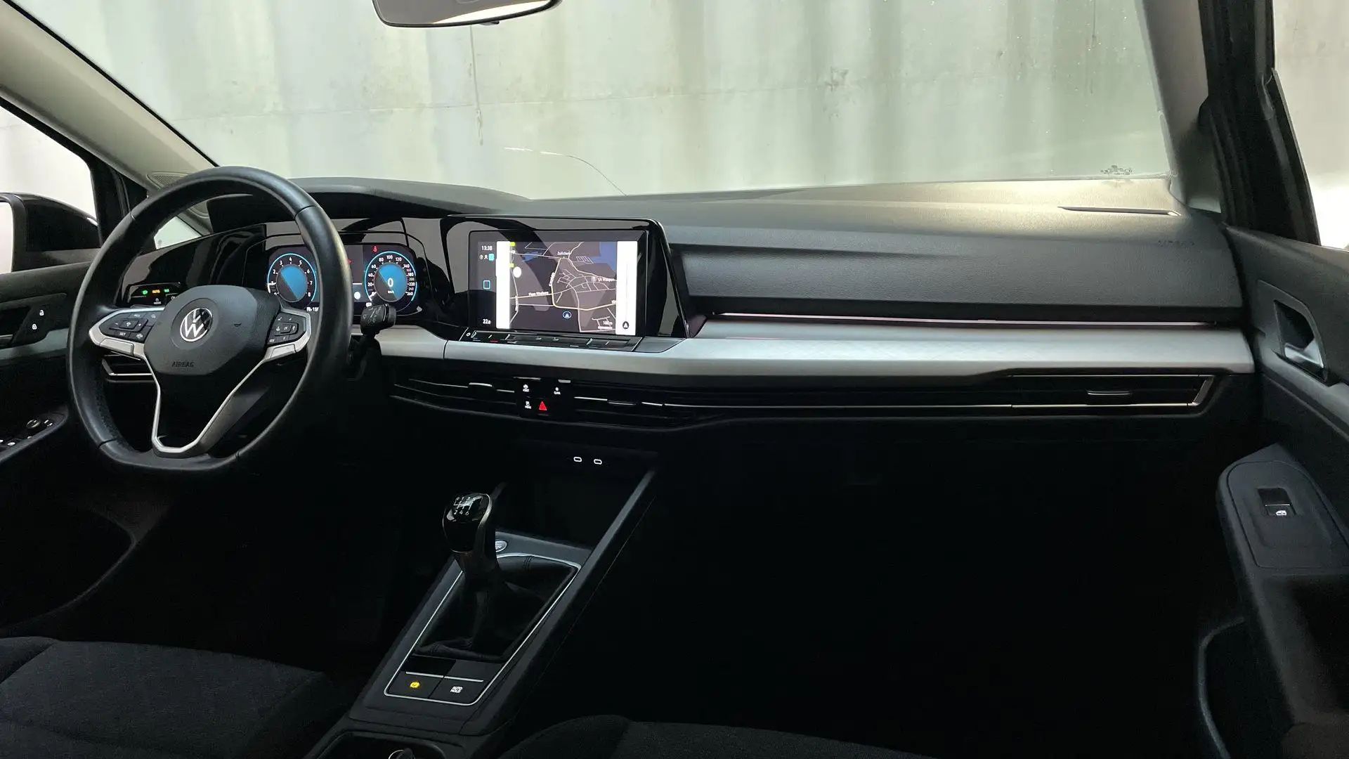 Volkswagen Golf 1.0 TSI Life Navigatie Parkeersensoren Virtual Coc Zwart - 2