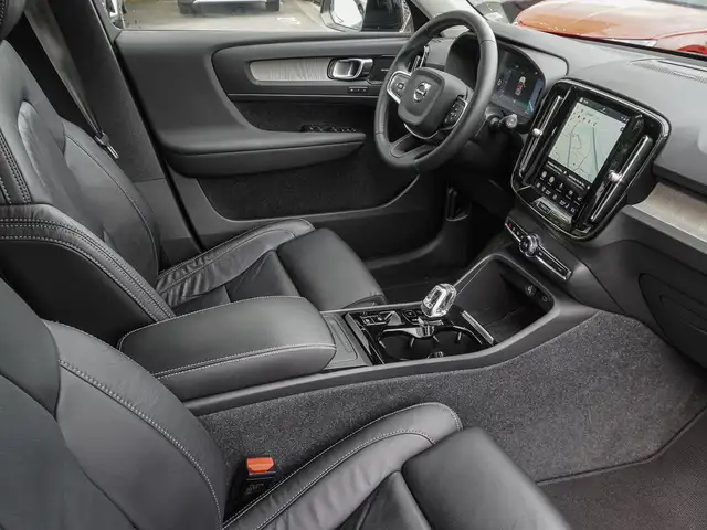 Volvo XC40 view 8