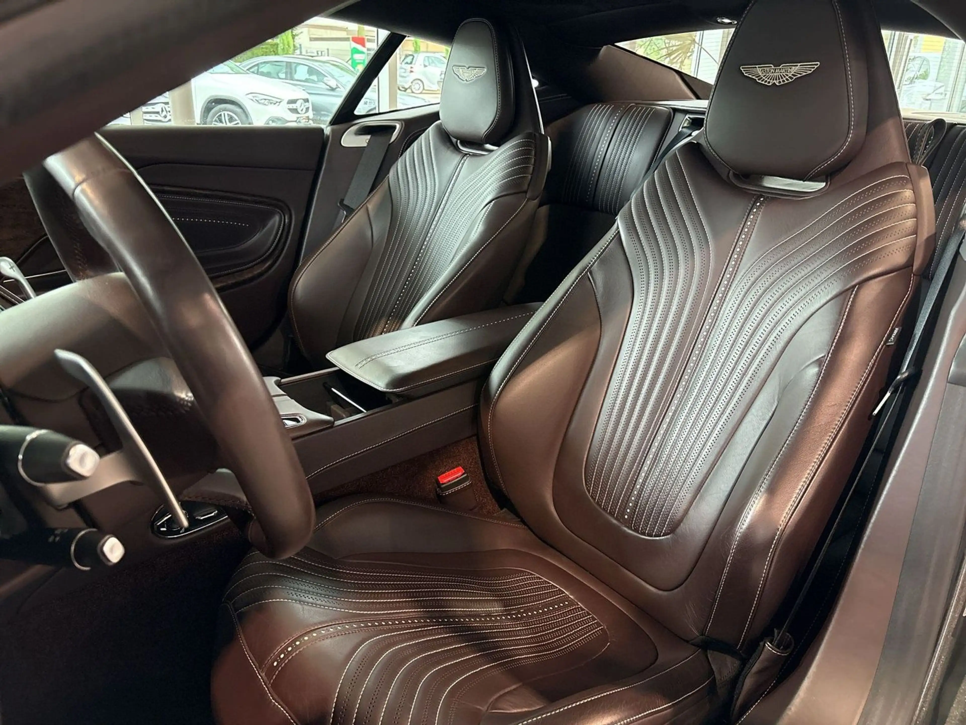 Aston Martin DB11 V12 AMR B&O Q PAINT GARANTIE — photo 11