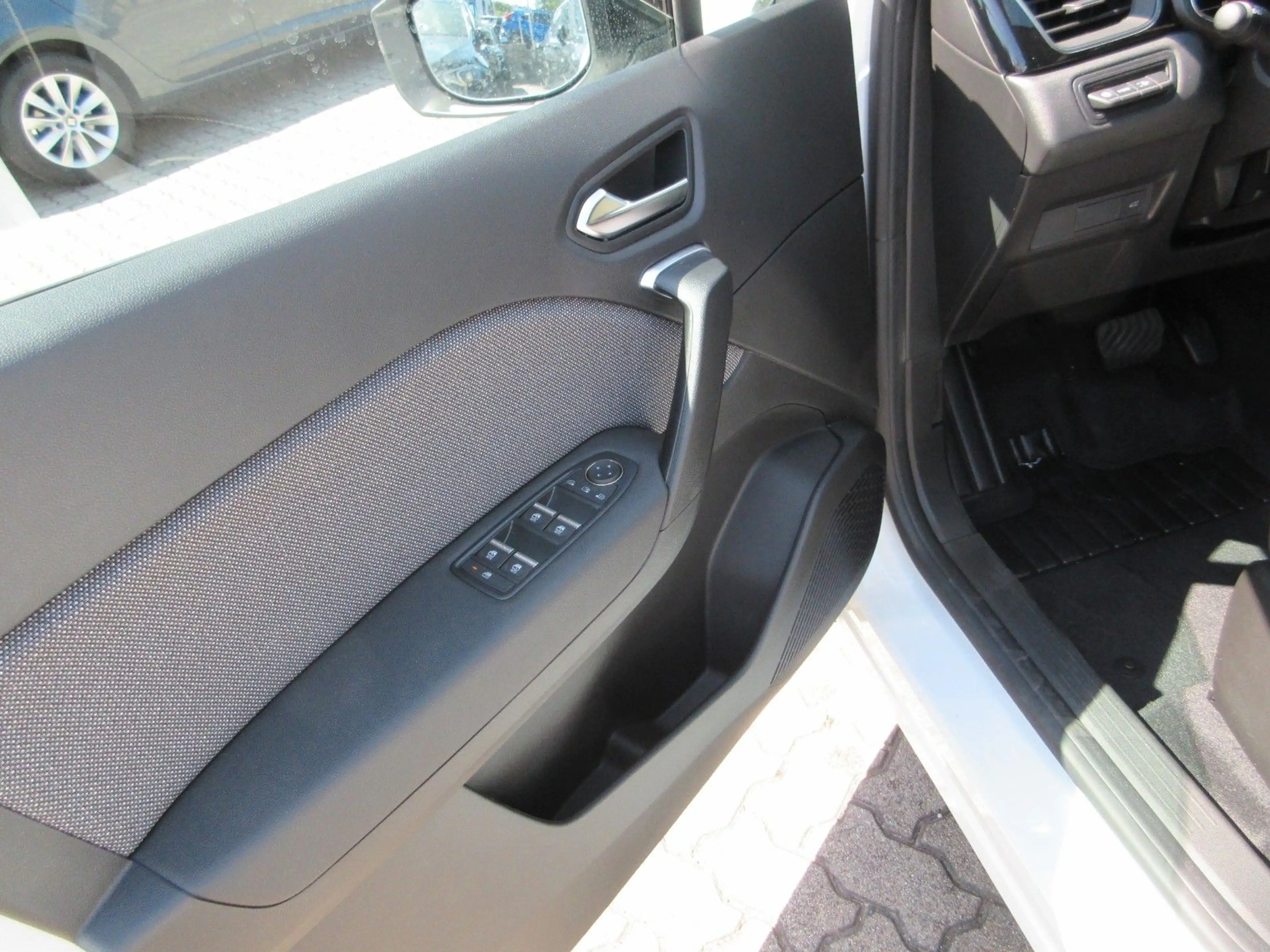 Mitsubishi Grandis 1.8 Hybrid Benziner Intro Edition — photo 9