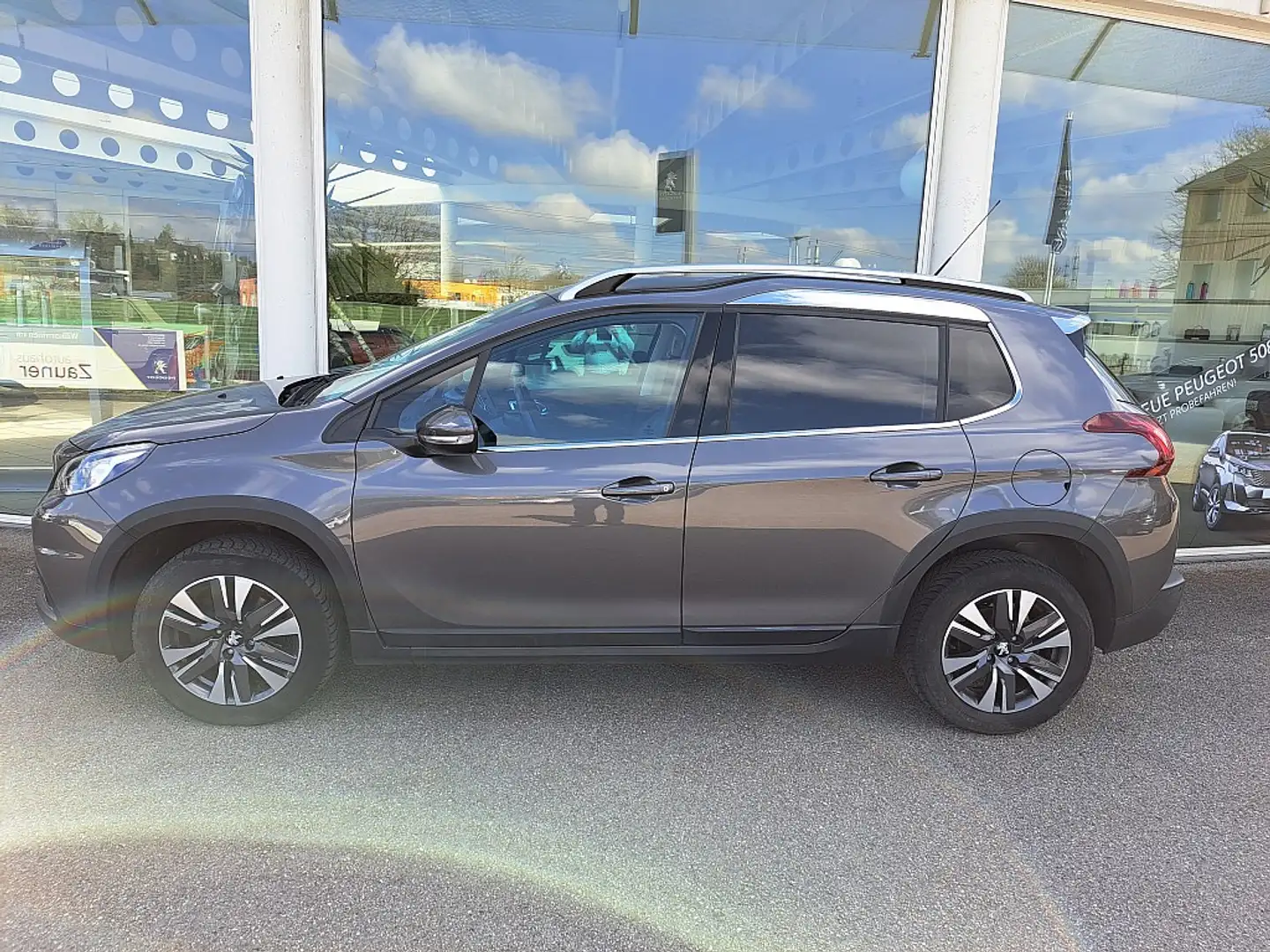 Peugeot 2008 1,2 PureTech 110 S&S Allure Grau - 2