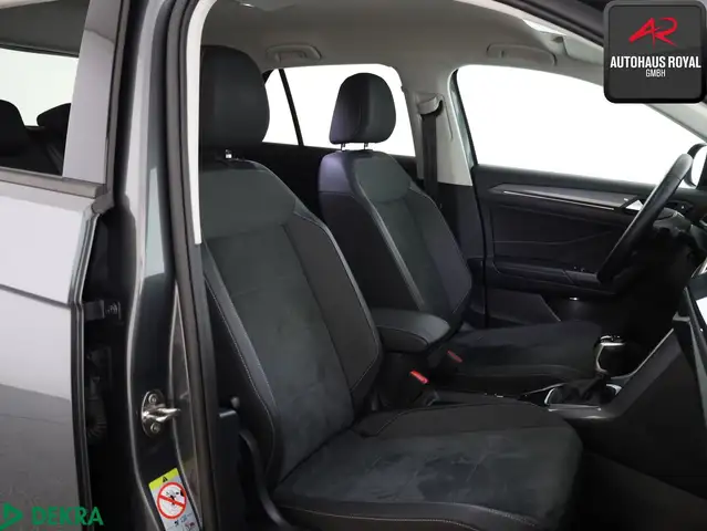 Volkswagen T-Roc view 11