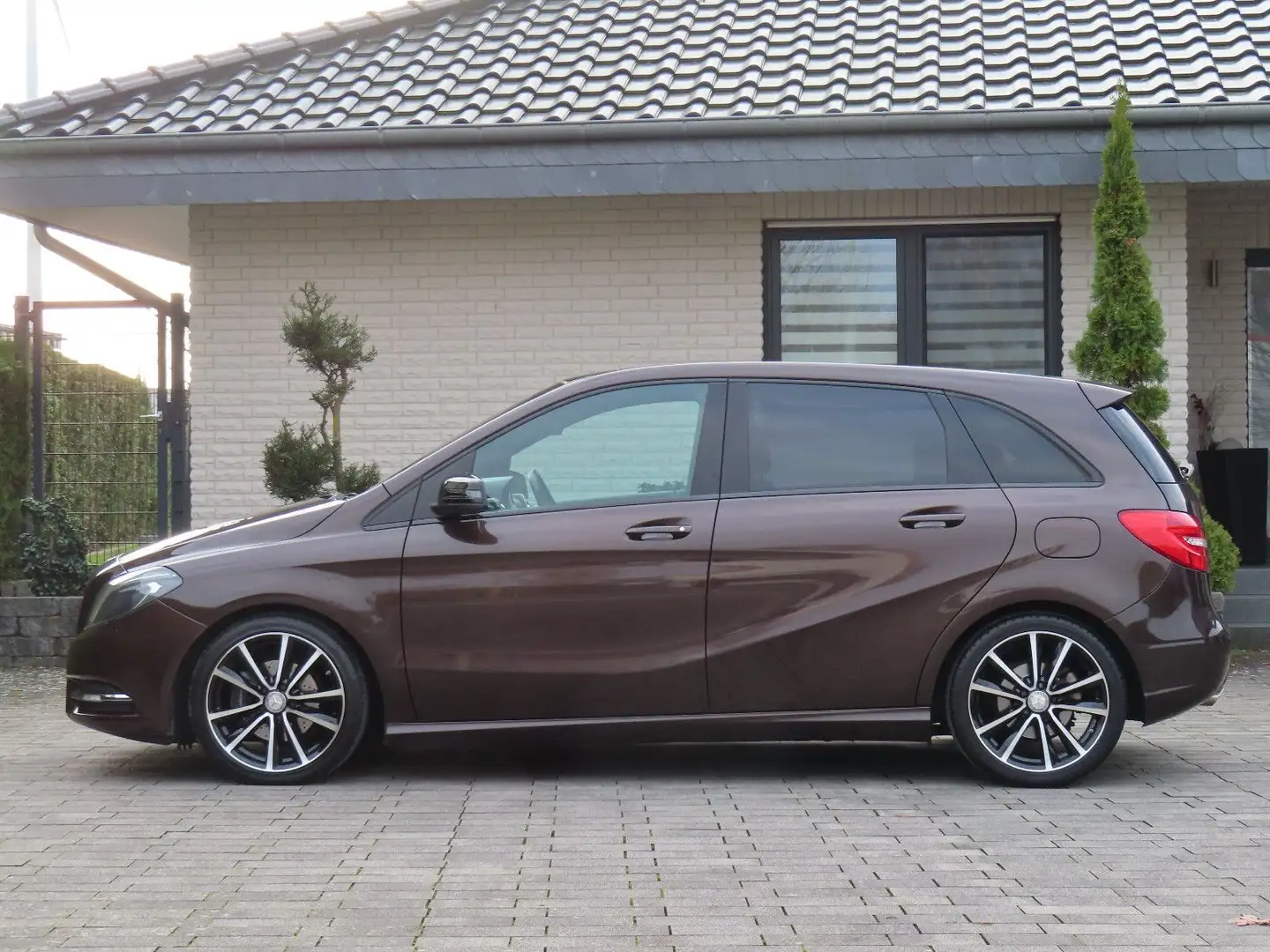 Mercedes-Benz B 200 B200 CDI Urban Night-Paket Aut. / Panorama / AHK Braun - 2