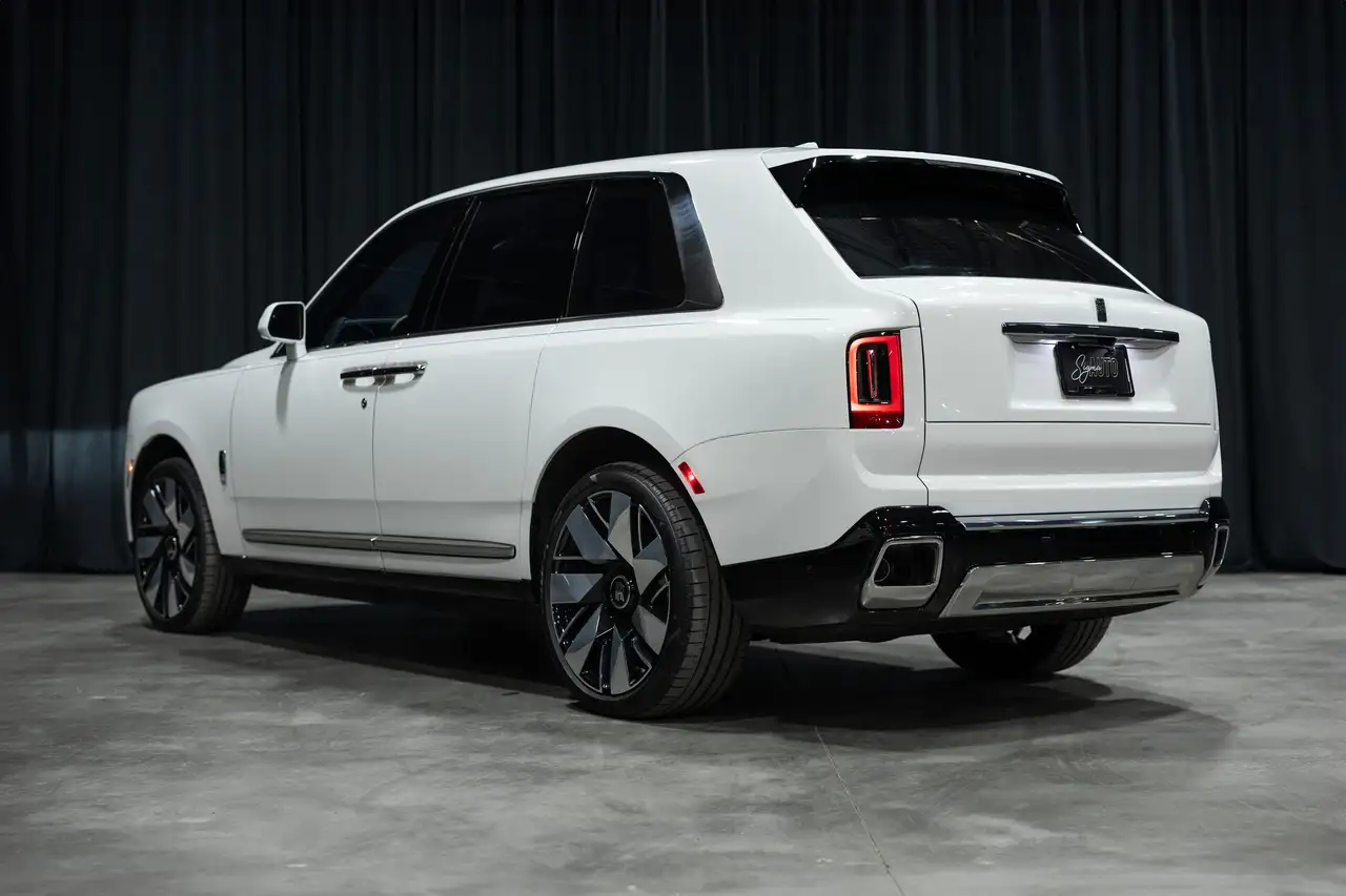 Rolls-Royce Cullinan снимка Rolls-Royce Cullinan