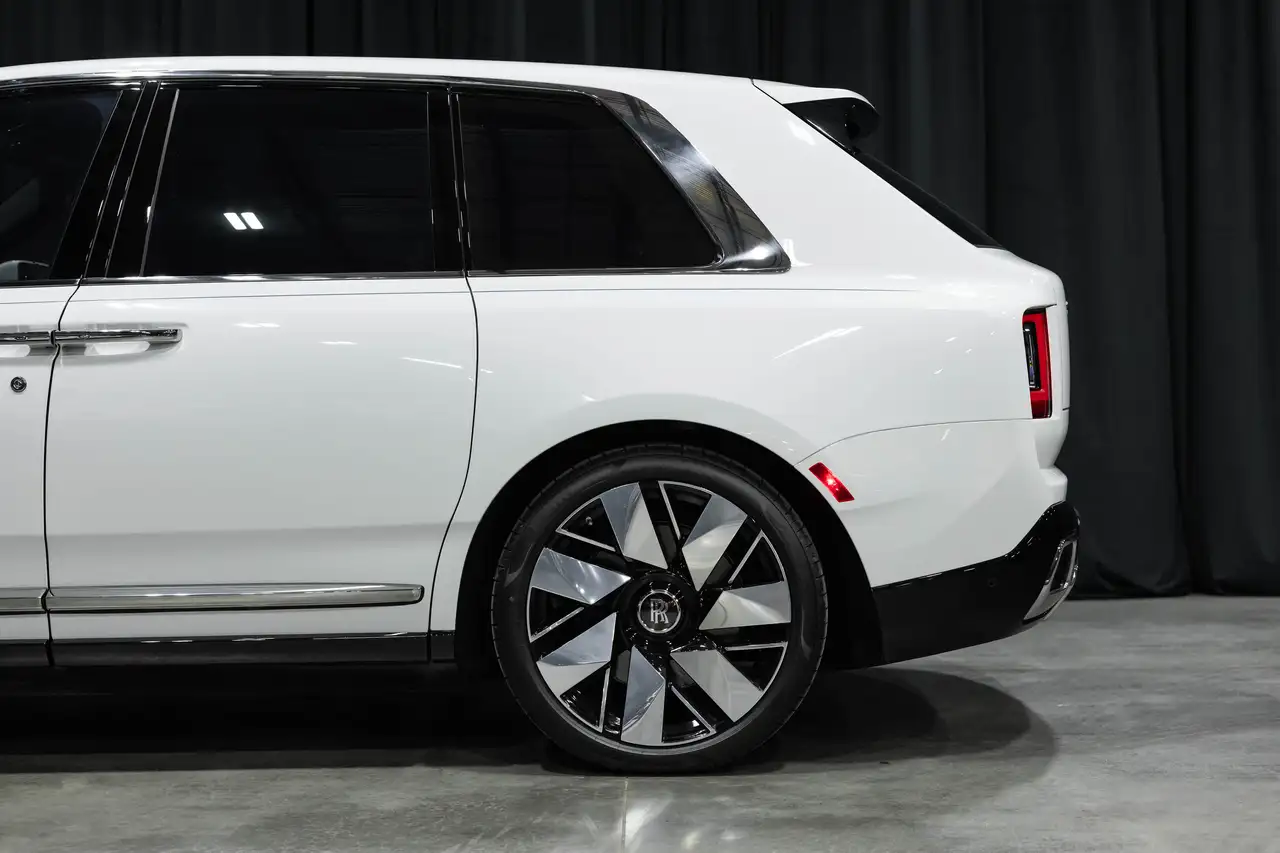 Rolls-Royce Cullinan снимка Rolls-Royce Cullinan