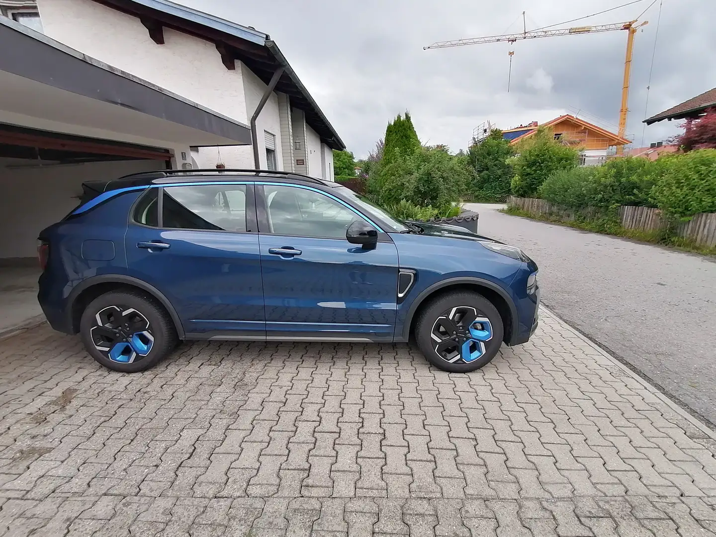 Lynk & Co 01 01 HEV Blau - 1