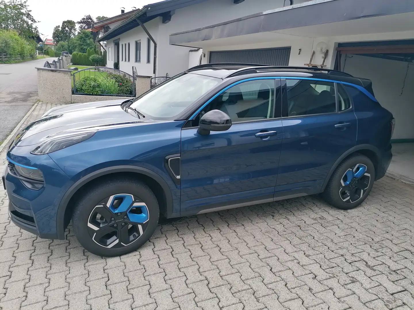 Lynk & Co 01 01 HEV Blau - 2