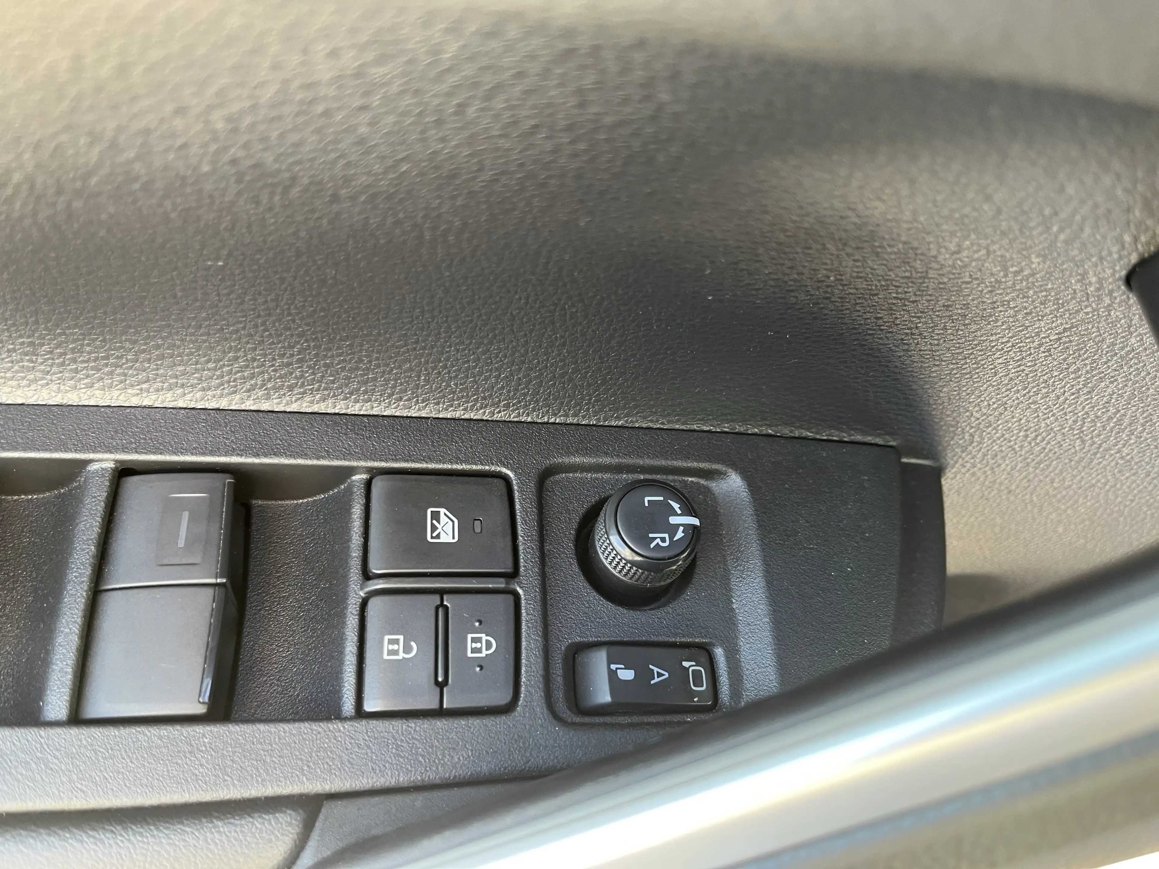 Toyota Corolla Cross 2,0 Hybrid AWD Active Drive — photo 6