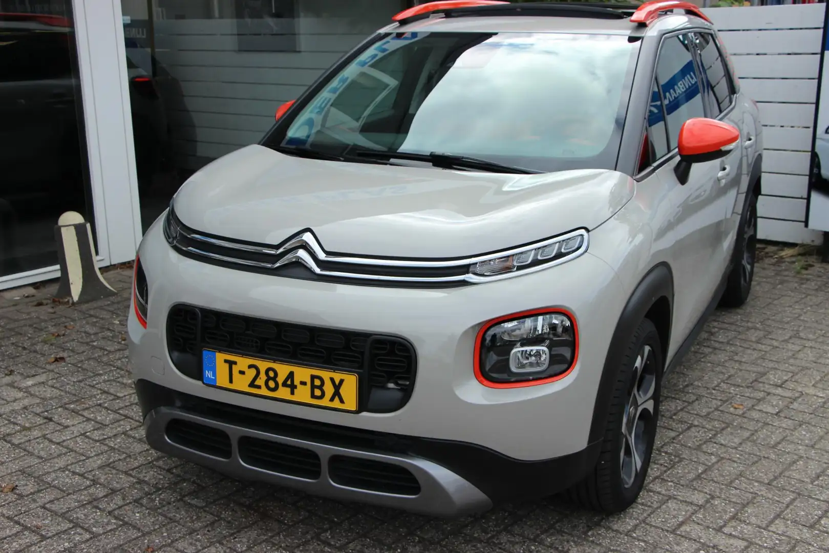 Citroen C3 Aircross 1.2 PureTech S&S Shine Grijs - 2
