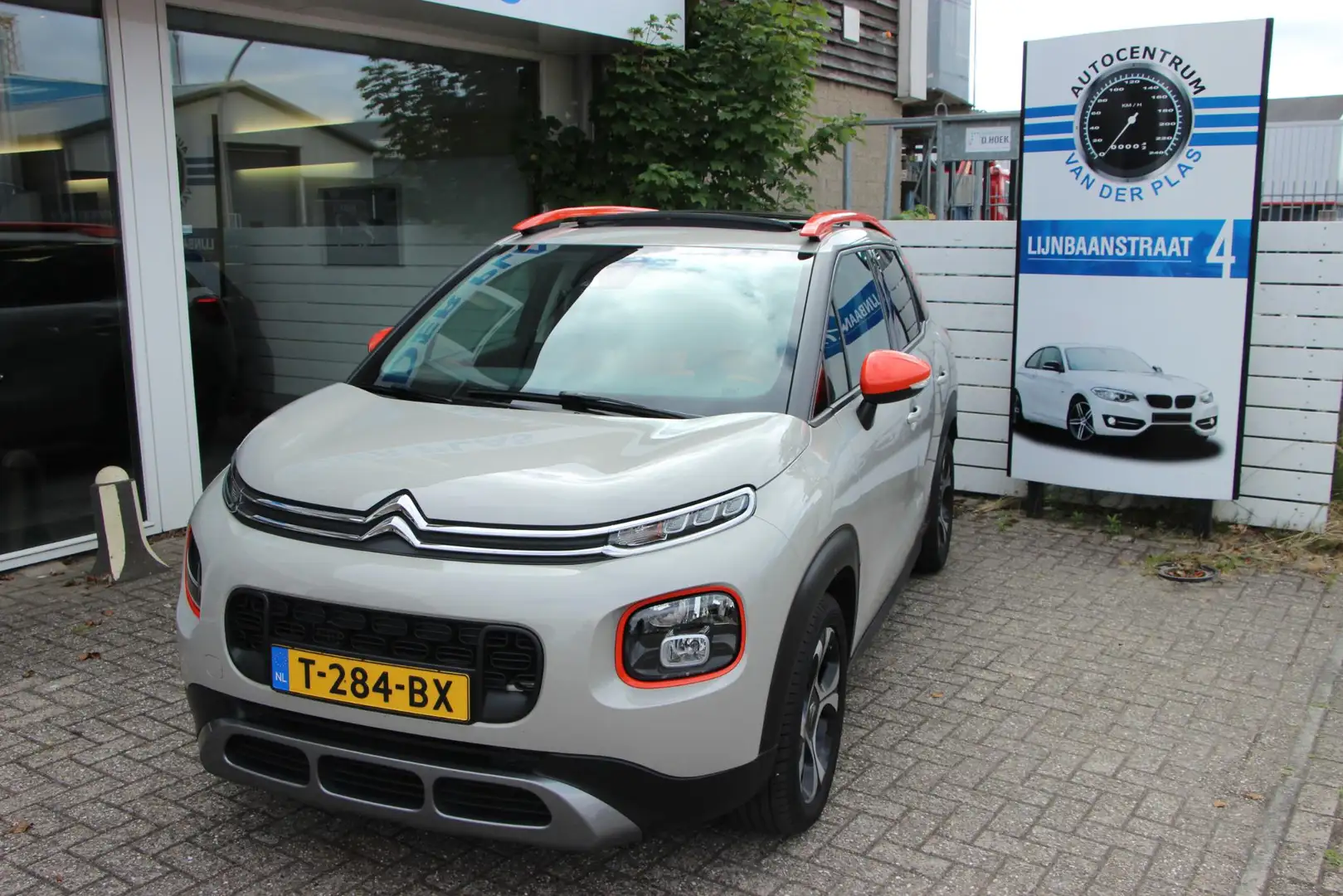 Citroen C3 Aircross 1.2 PureTech S&S Shine Grijs - 1