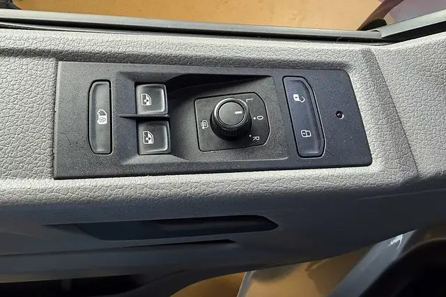 Volkswagen Transporter view 13