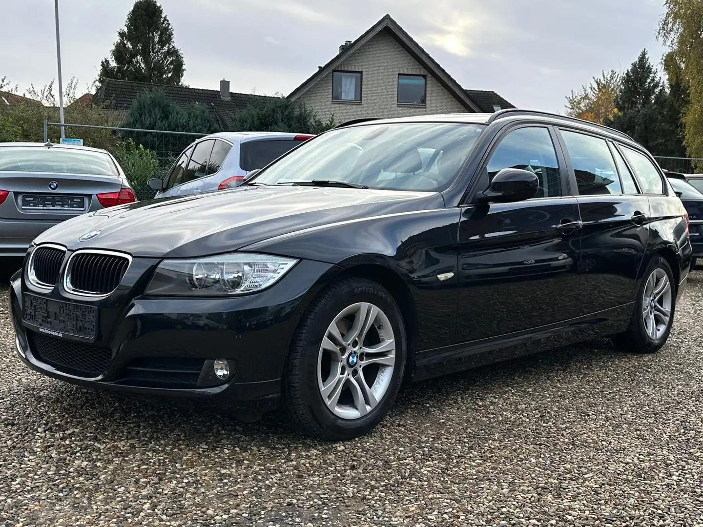 BMW 318 i E91 SHZ PDC Panorama Automatik Scheckheft Euro5 Noir - 1