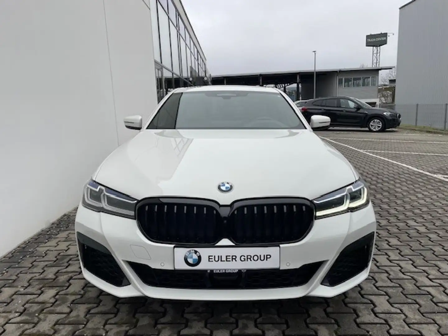 BMW 545 e Lim xDrive M-Sport AHK PANO H/K HUD Parkass Bílá - 2