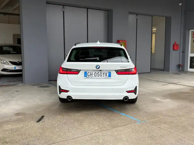 BMW 3 Series view 5