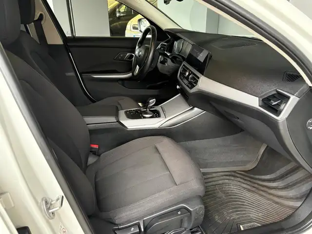 BMW 3 Series view 7