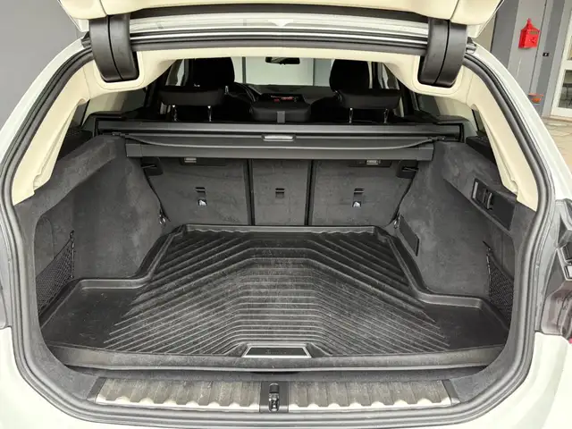 BMW 3 Series view 10