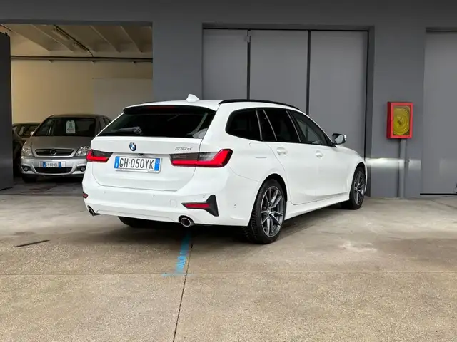 BMW 3 Series view 4