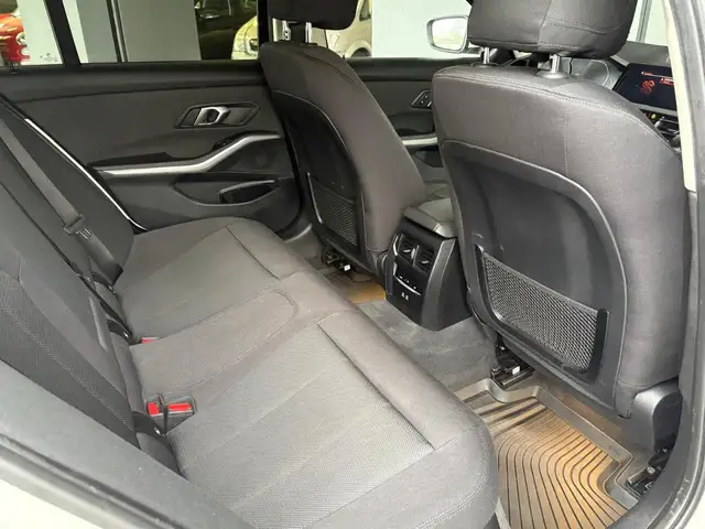 BMW 3 Series view 8