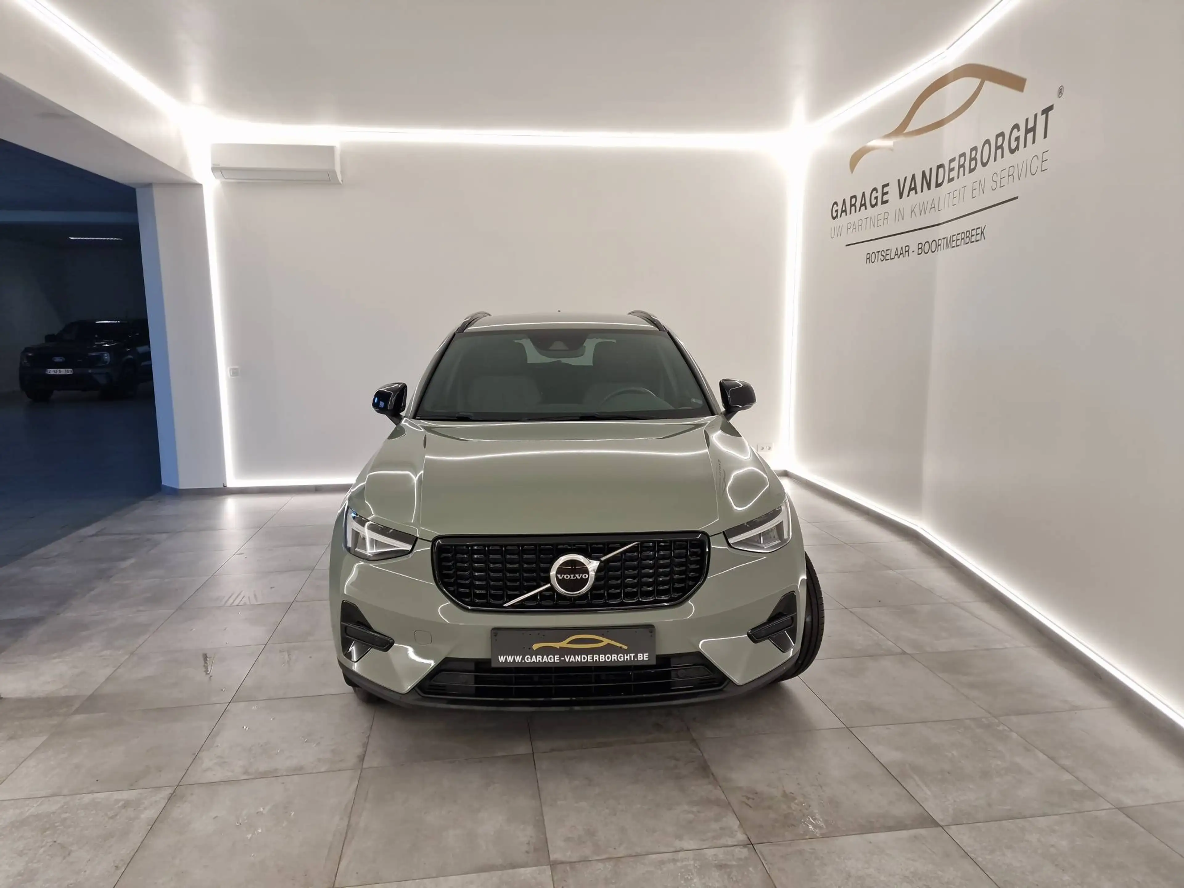 Volvo XC40 PLUS DARK BENZINE AUTOMAAT — photo 2