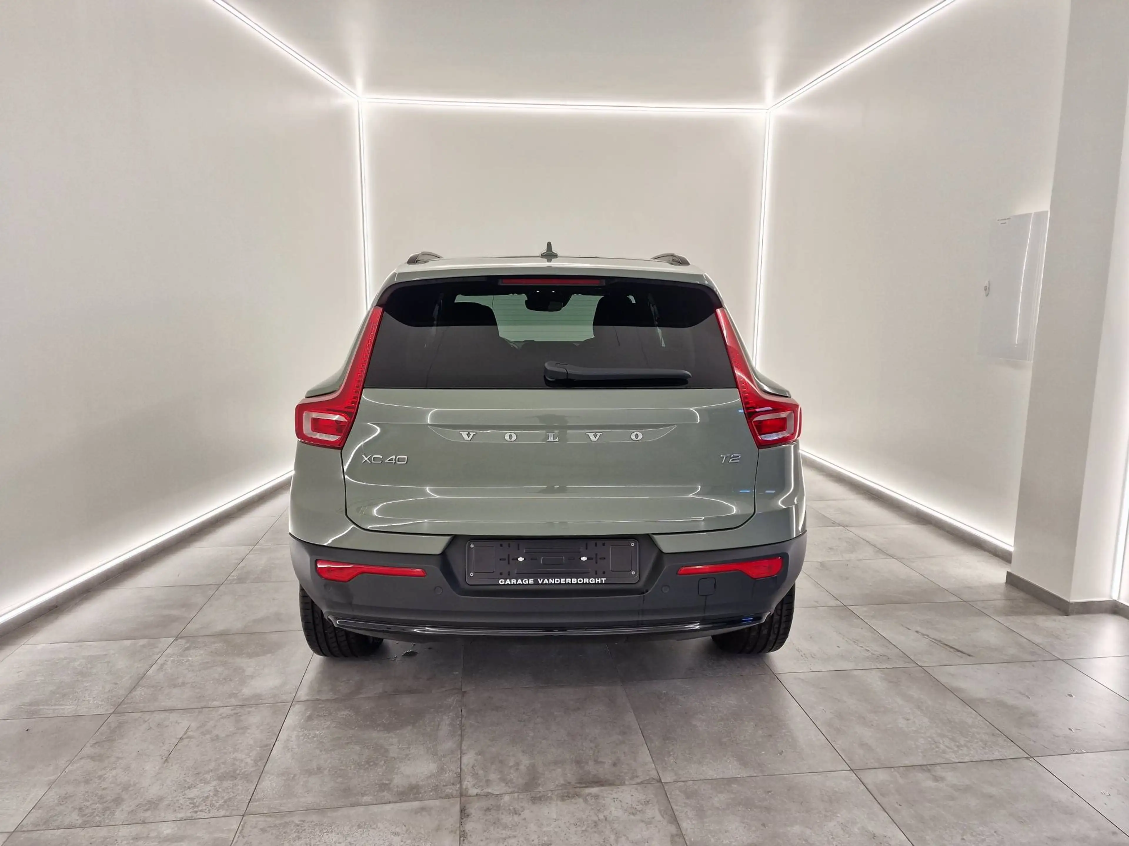 Volvo XC40 PLUS DARK BENZINE AUTOMAAT — photo 3