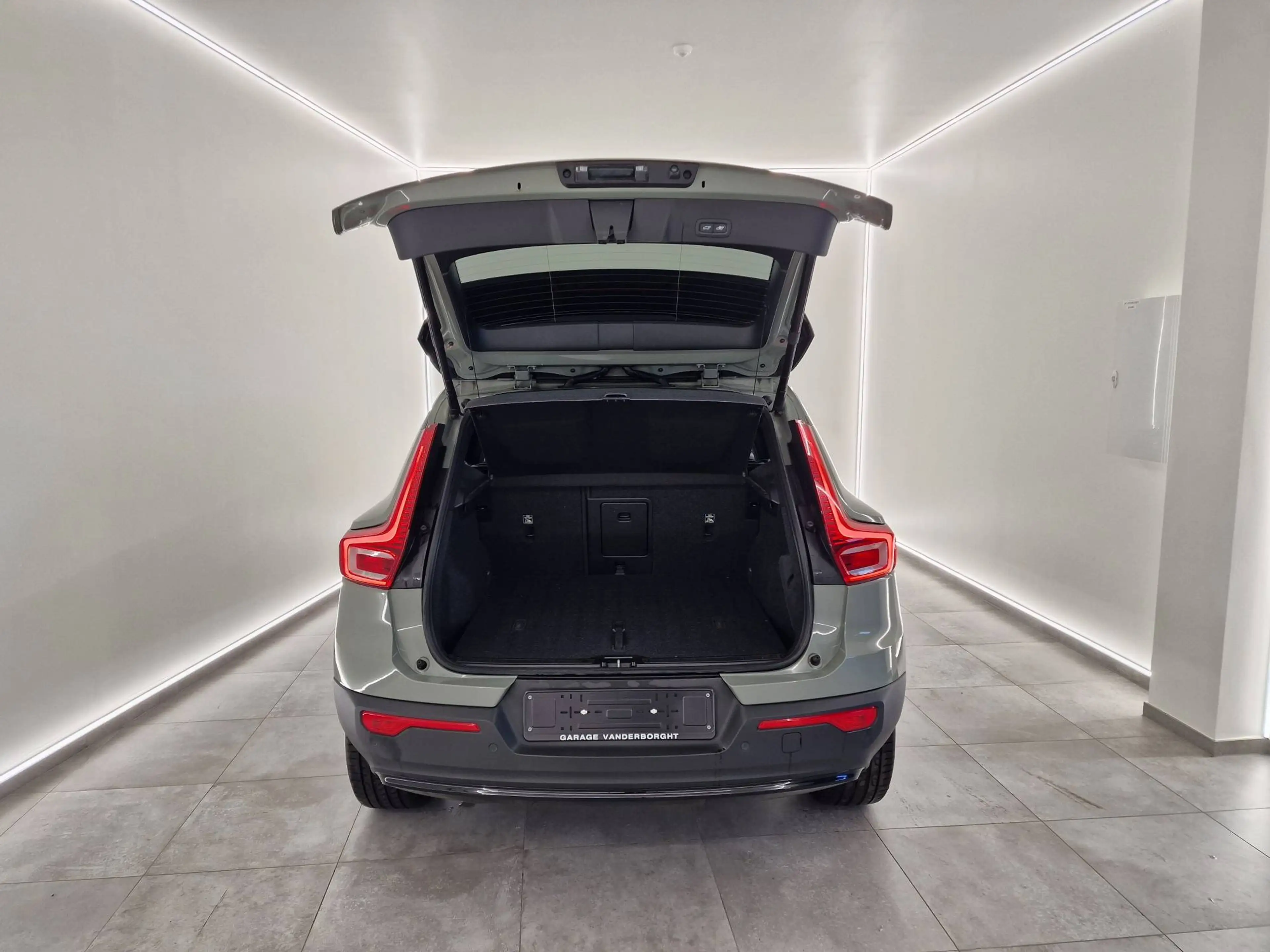 Volvo XC40 PLUS DARK BENZINE AUTOMAAT — photo 4