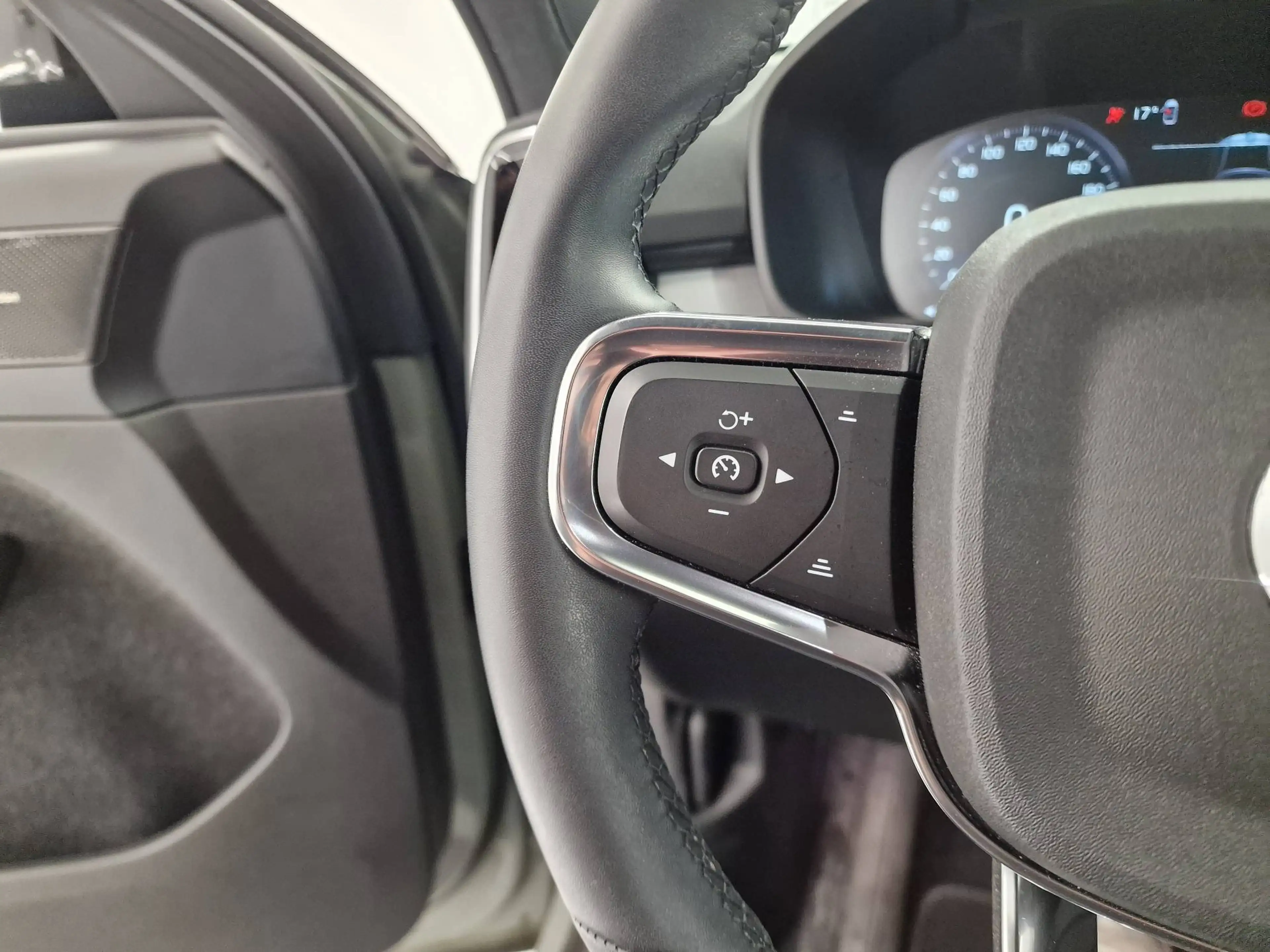 Volvo XC40 PLUS DARK BENZINE AUTOMAAT — photo 9