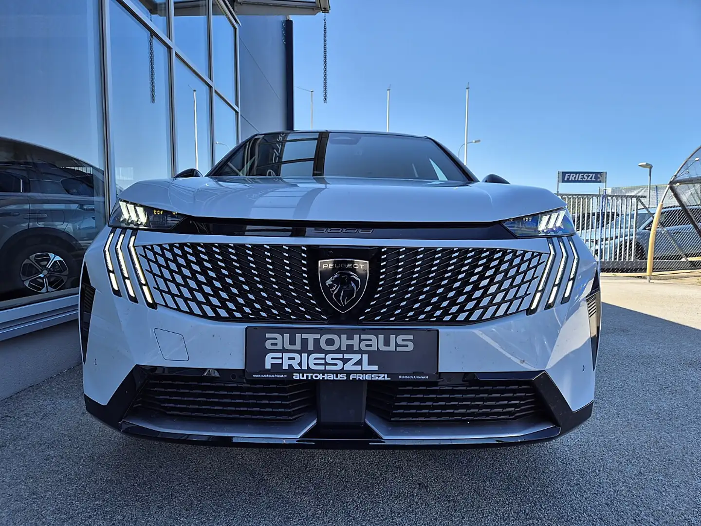 Peugeot 3008 Elektro 210 73kWh GT Weiß - 2