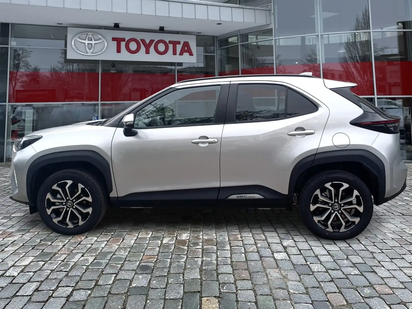 Toyota Yaris Cross Teamplayer 1,5 Hybrid *Winter-Paket* Silber - 2