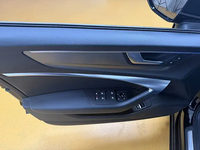 Audi A6 view 16