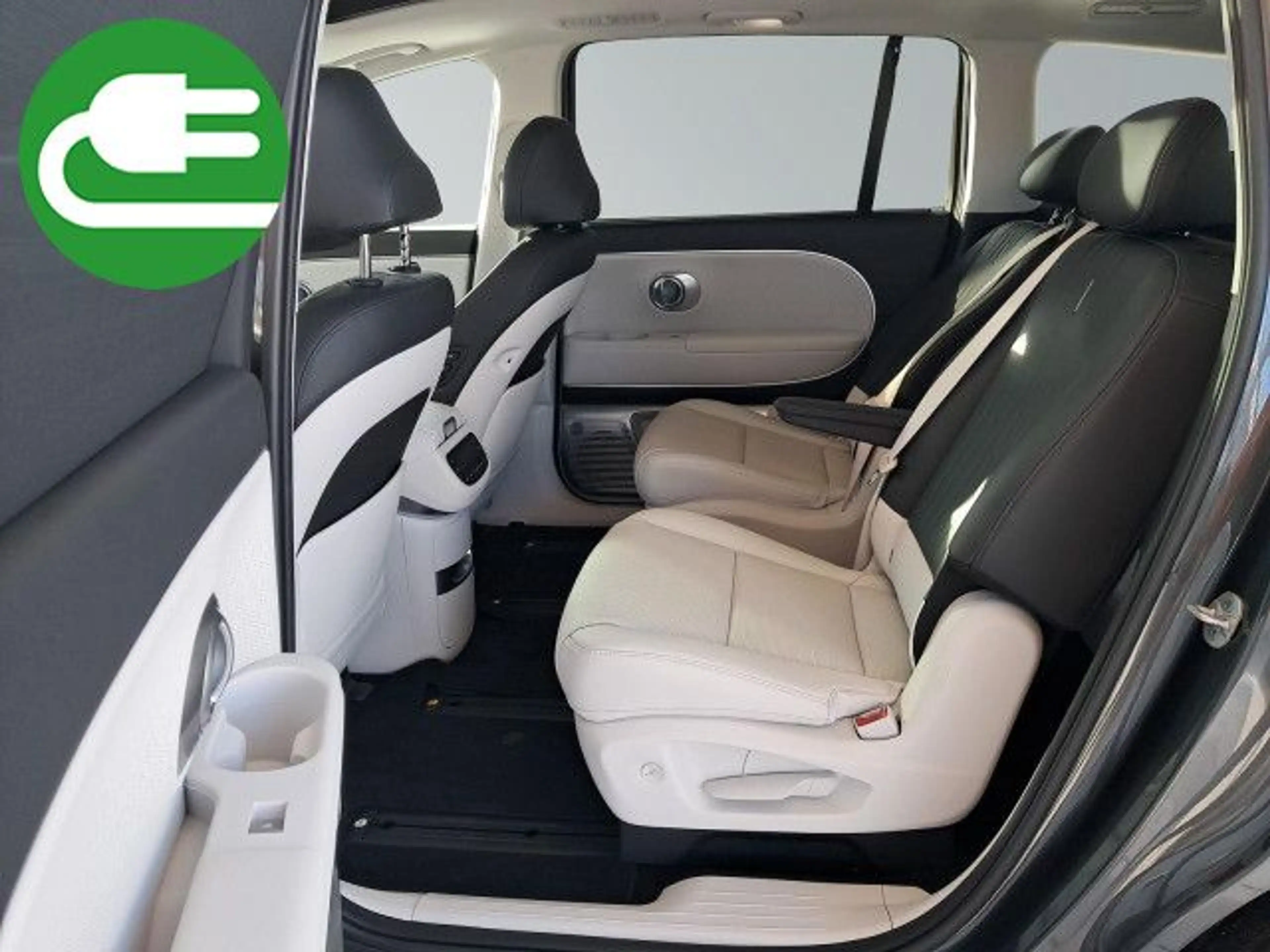 Hyundai IONIQ 9 UNIQ Panoramadach 4WD 110 kWh Batterie LED — photo 15