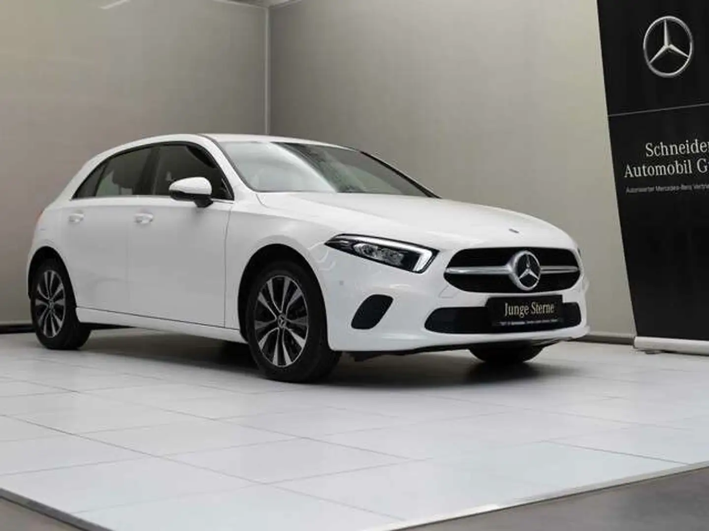 Mercedes-Benz A 250 e Kompaktlimousine SpurH Navi KlimaA LED Weiß - 2