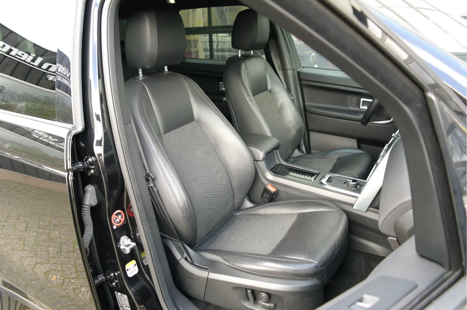 Land Rover Discovery Sport 2.0 Si4 Pure 7 Persoons Automaat | Cruise | Clima Zwart - 2