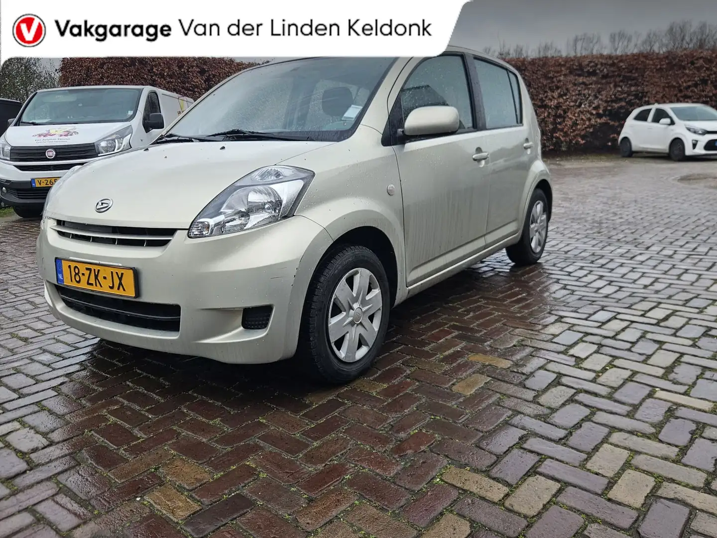 Daihatsu Sirion 2 1.0-12V Premium Tik in de motor Vebruikt olie,Ko Beige - 1