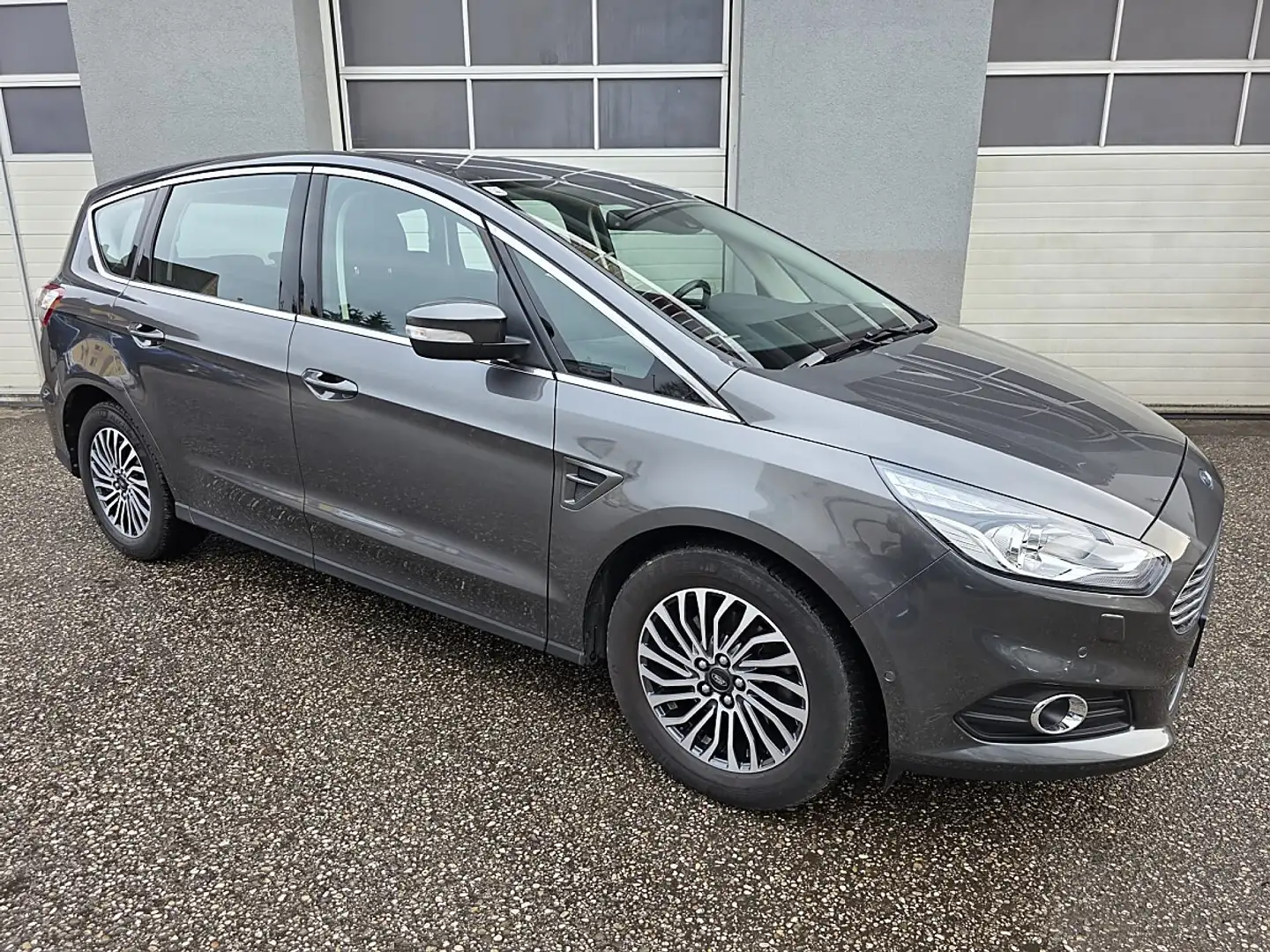 Ford S-Max S-MAX Titanium 2.0 EcoBlue Aut. *7-SITZER* Grau - 2
