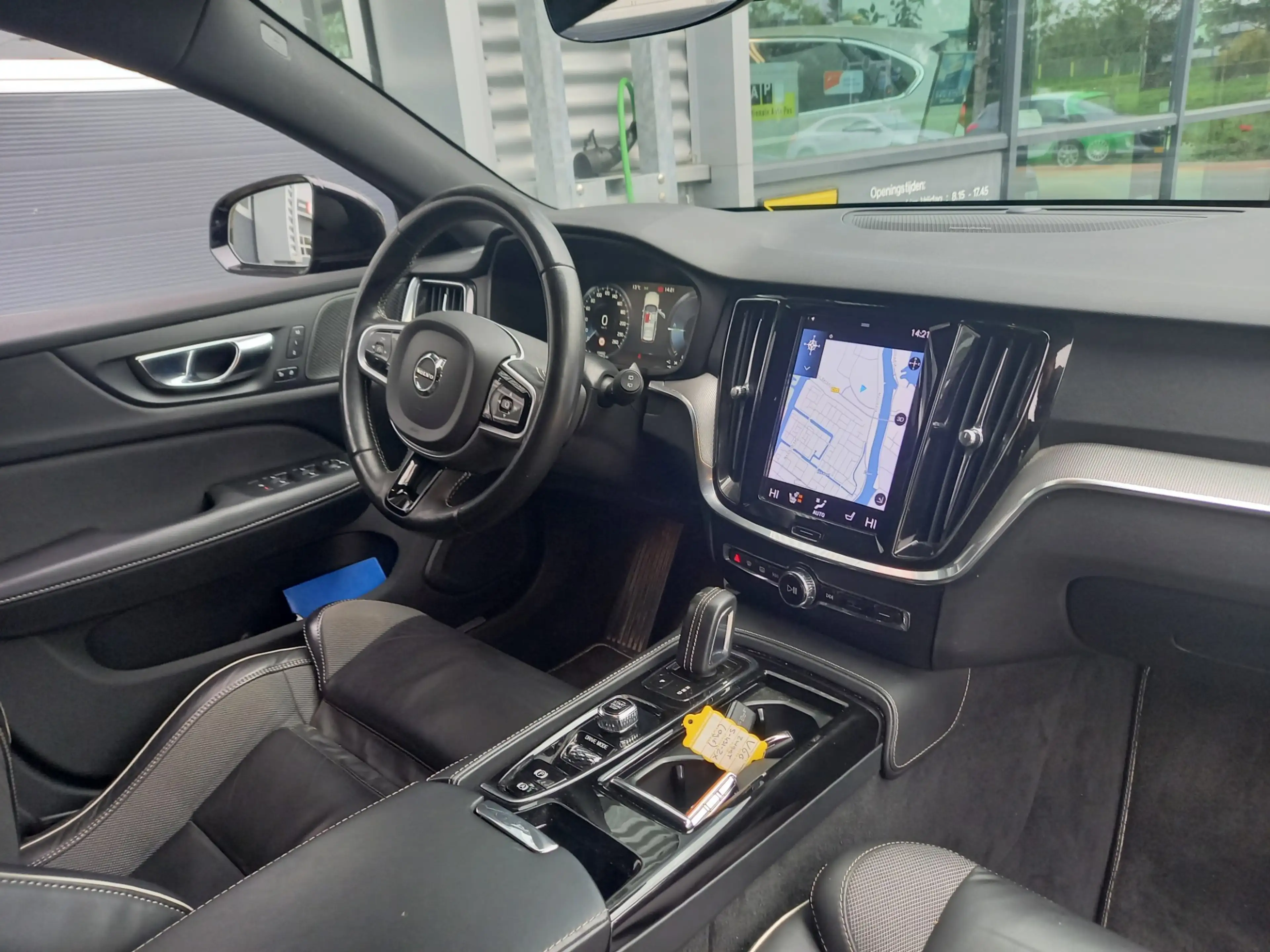 Volvo V60 2.0 T6 Recharge AWD R-Design — photo 10