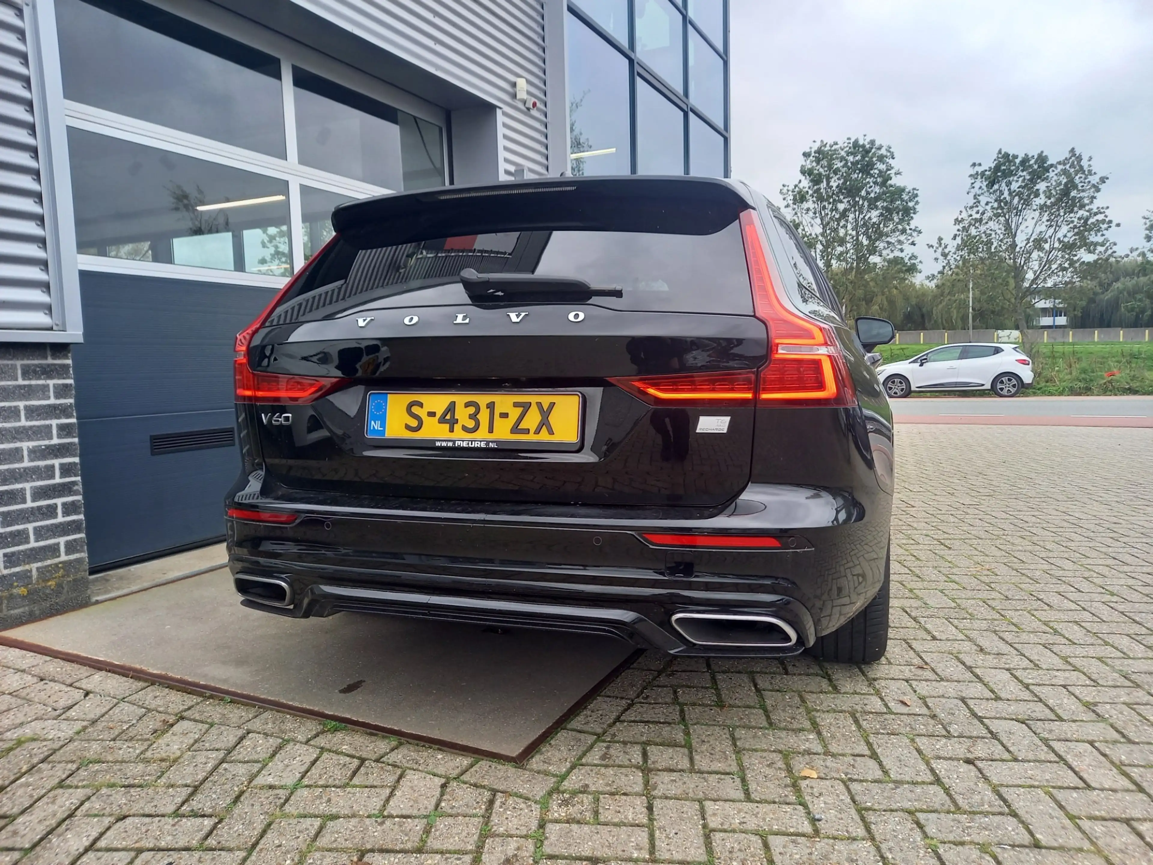 Volvo V60 2.0 T6 Recharge AWD R-Design — photo 6