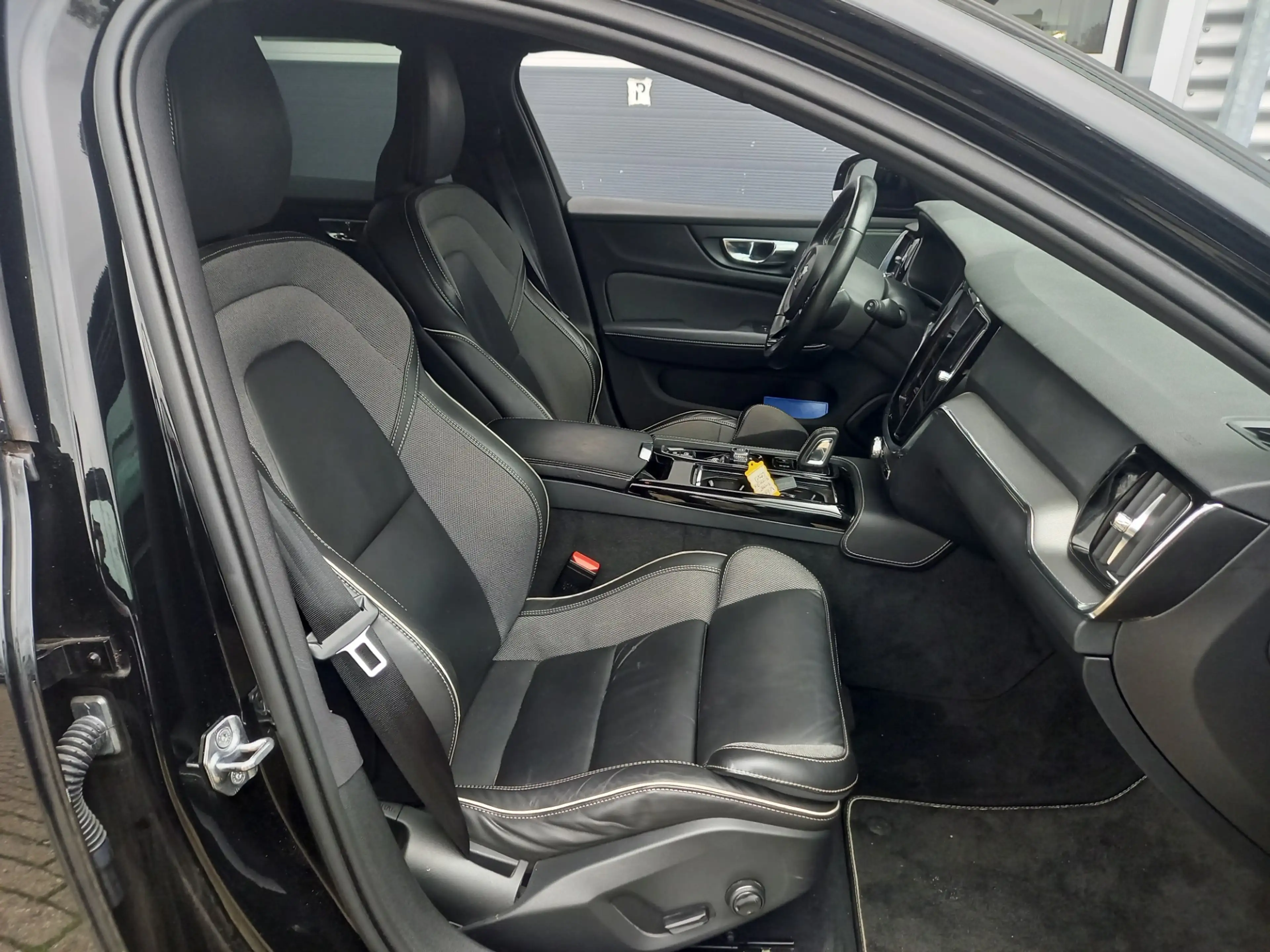 Volvo V60 2.0 T6 Recharge AWD R-Design — photo 9