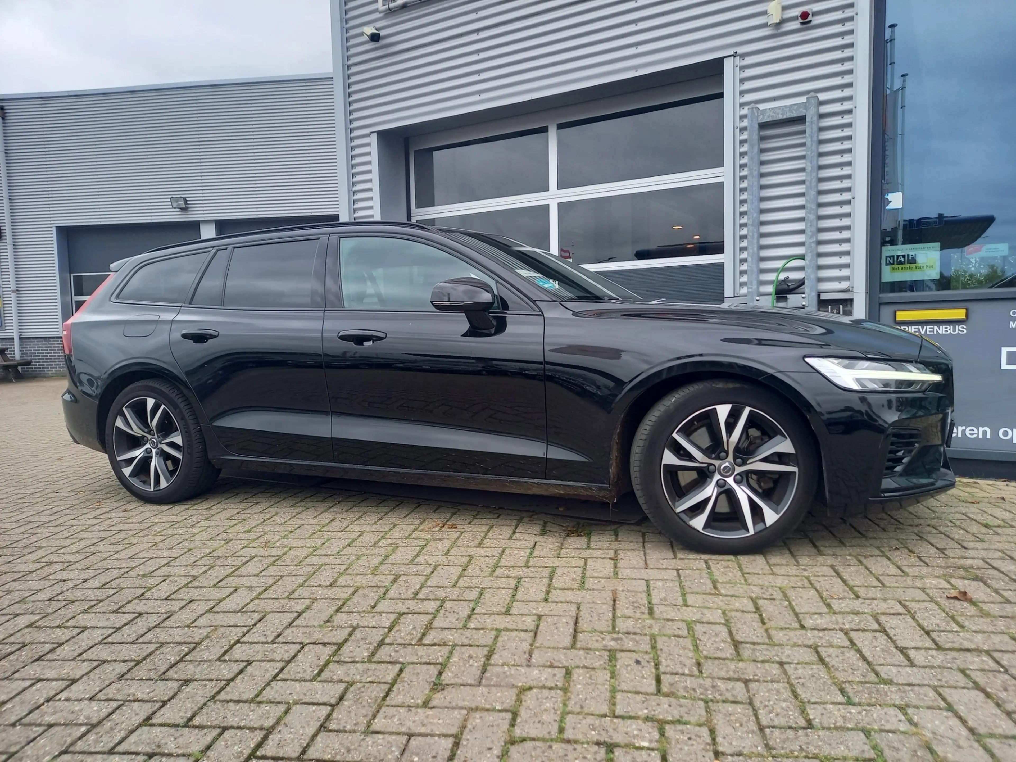 Volvo V60 2.0 T6 Recharge AWD R-Design — photo 4