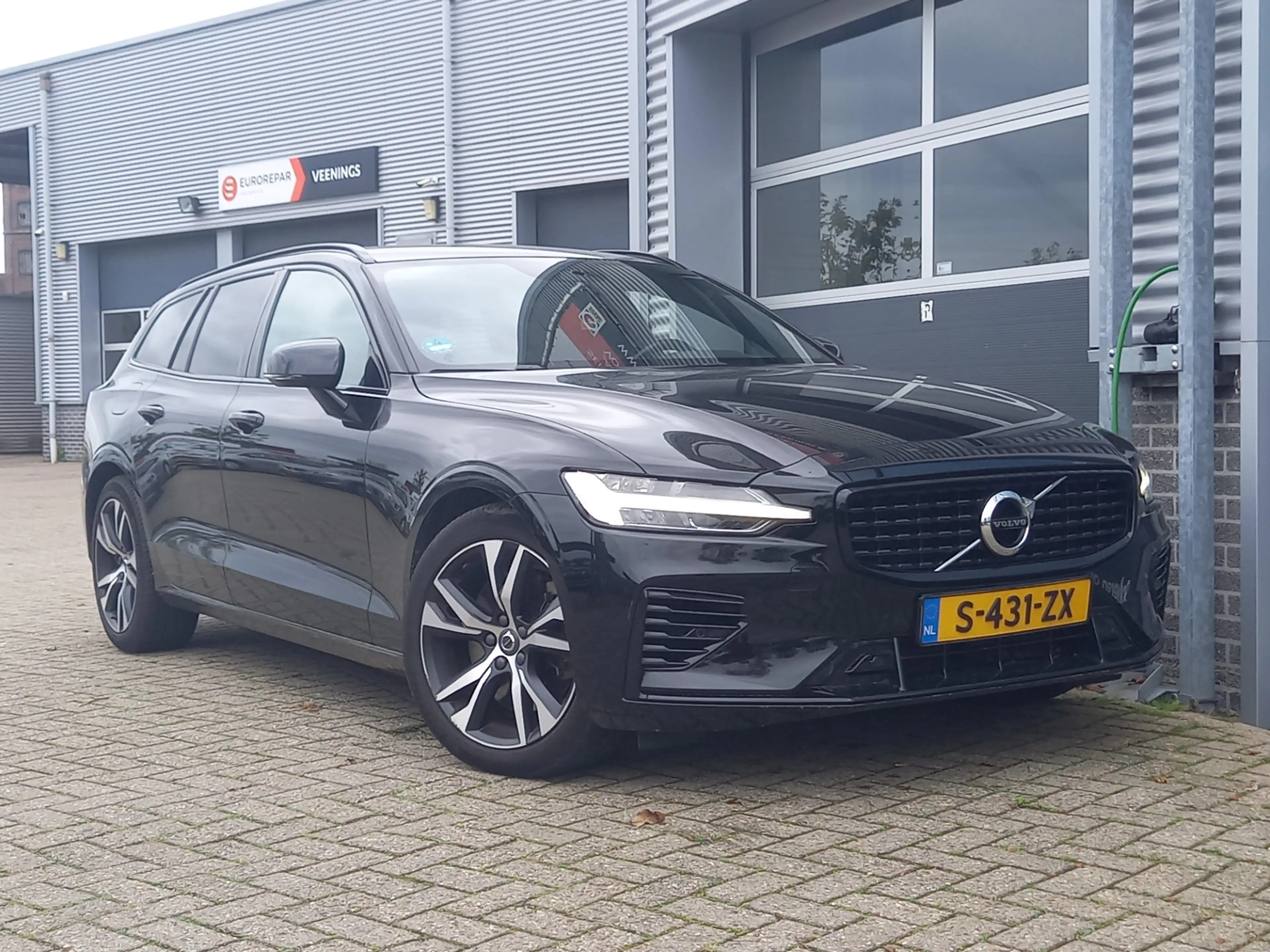 Volvo V60 2.0 T6 Recharge AWD R-Design — photo 2