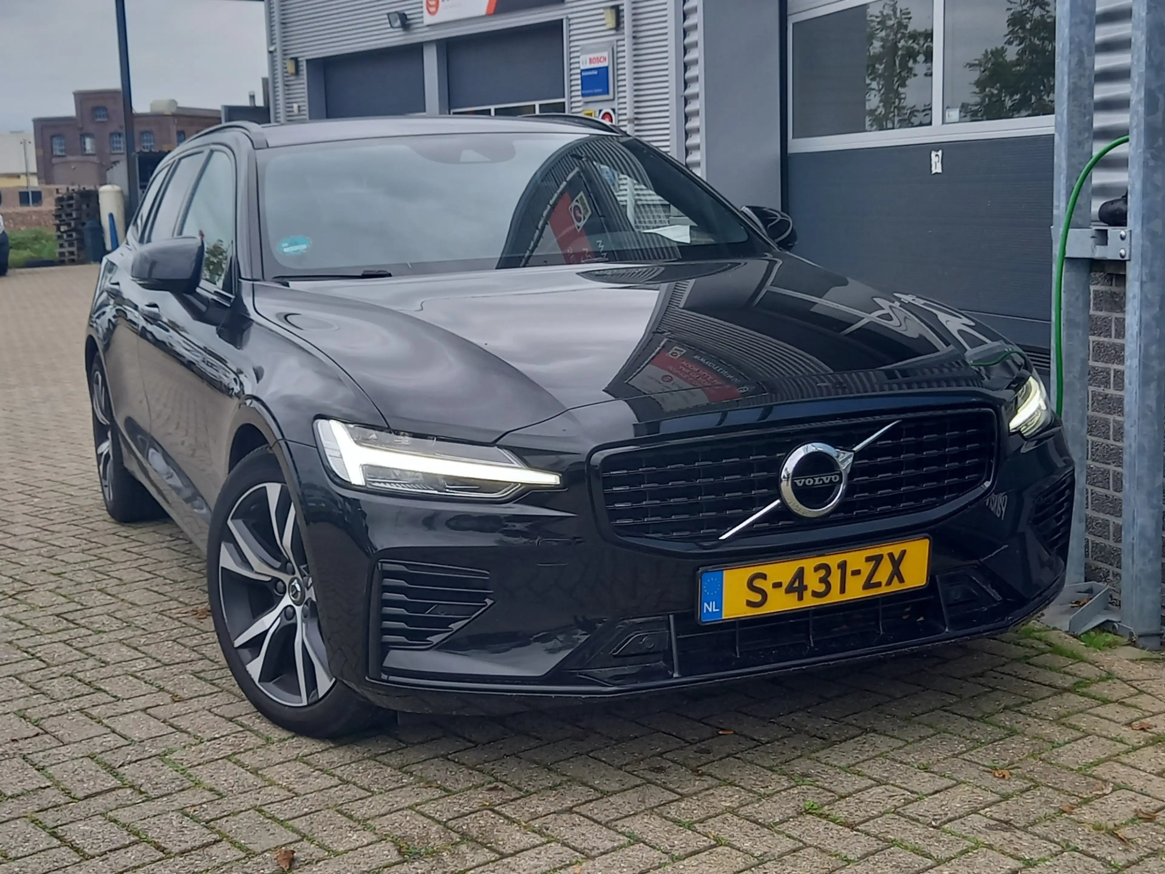 Volvo V60 2.0 T6 Recharge AWD R-Design — photo 3