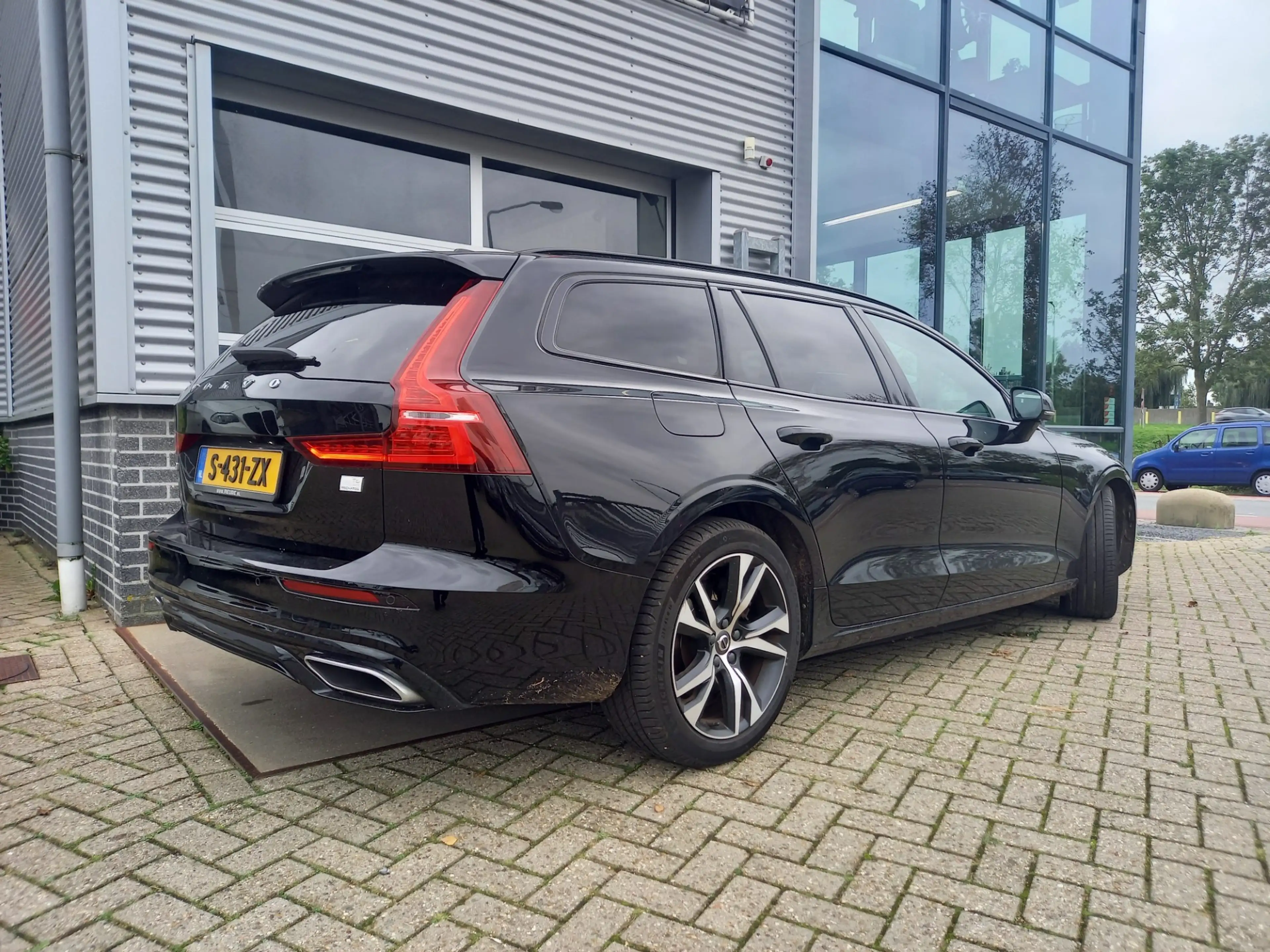 Volvo V60 2.0 T6 Recharge AWD R-Design — photo 5
