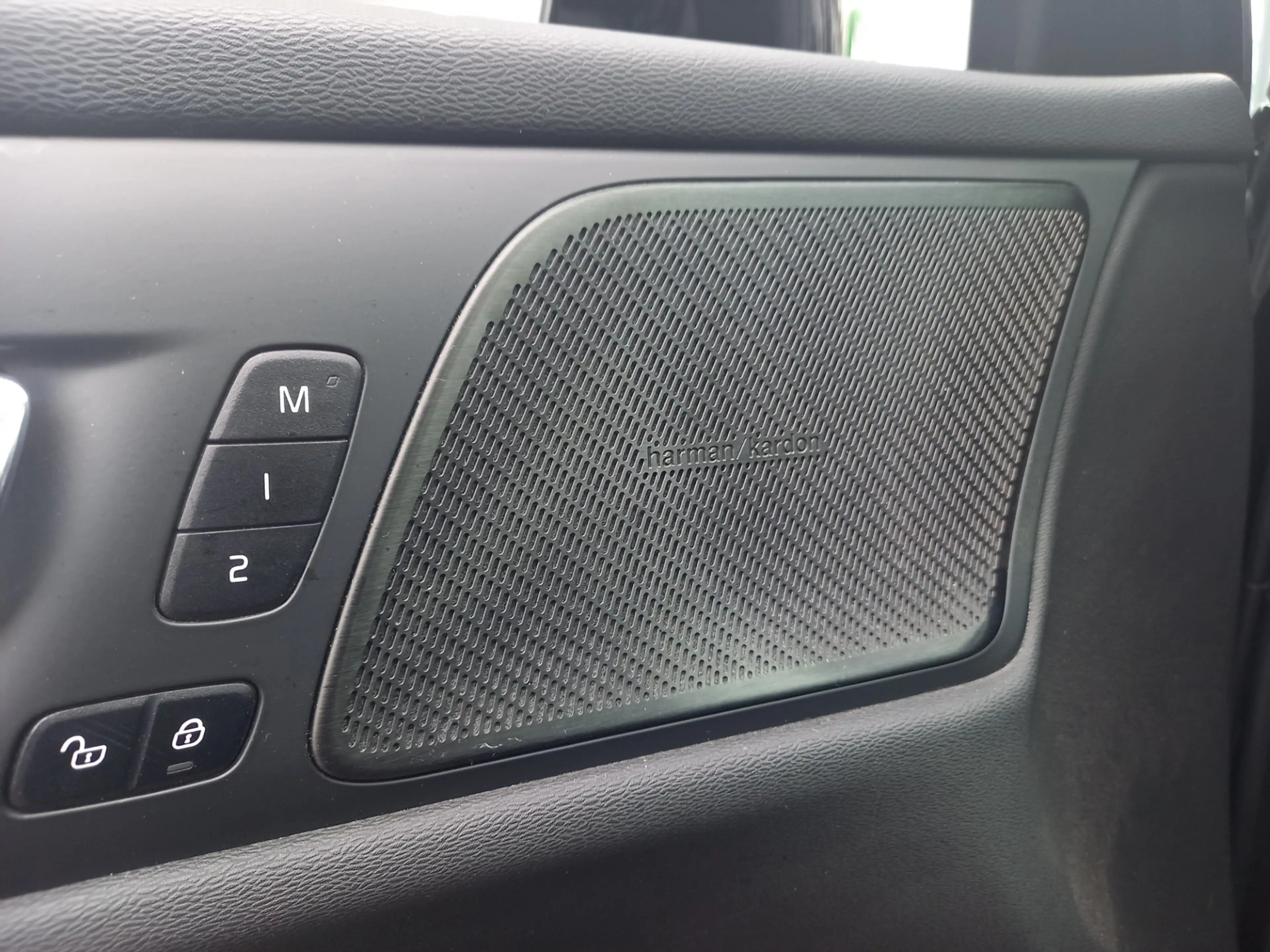 Volvo V60 2.0 T6 Recharge AWD R-Design — photo 17